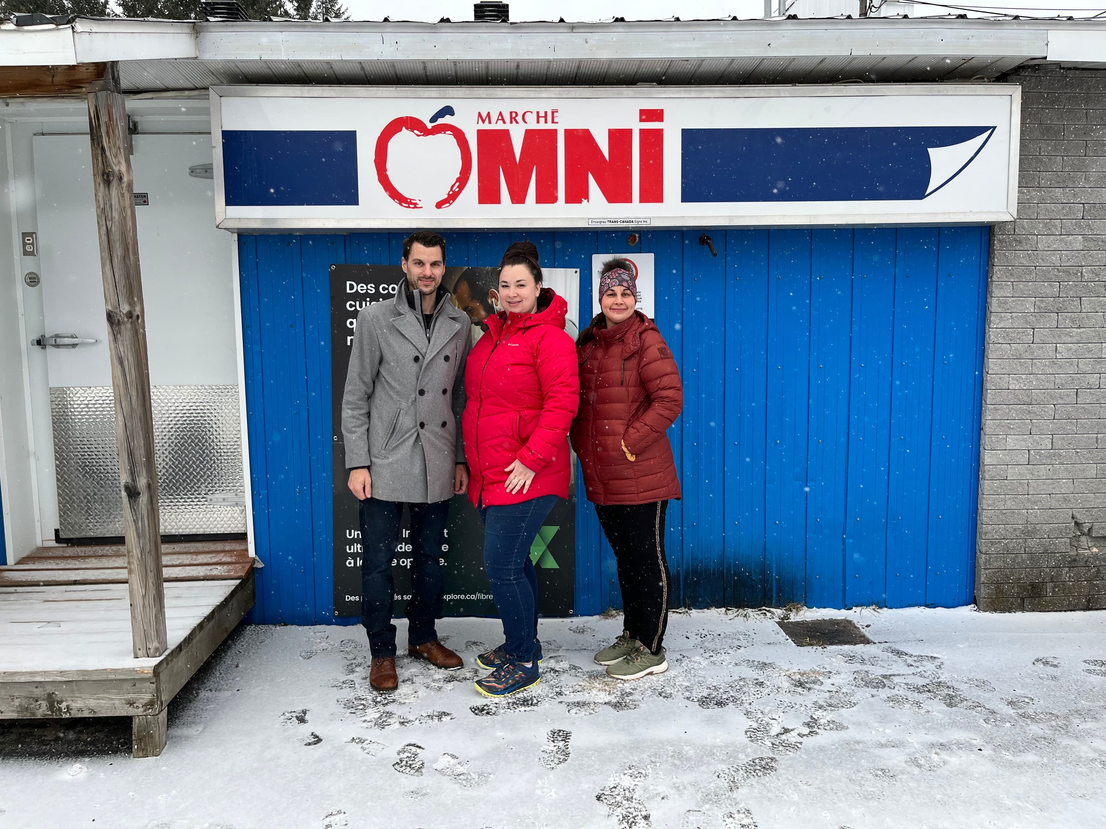 Le couple Joey Hamel et Consuelo Lara Holster ainsi qu’Andréa, la soeur de Consuelo, devant leur épicerie.