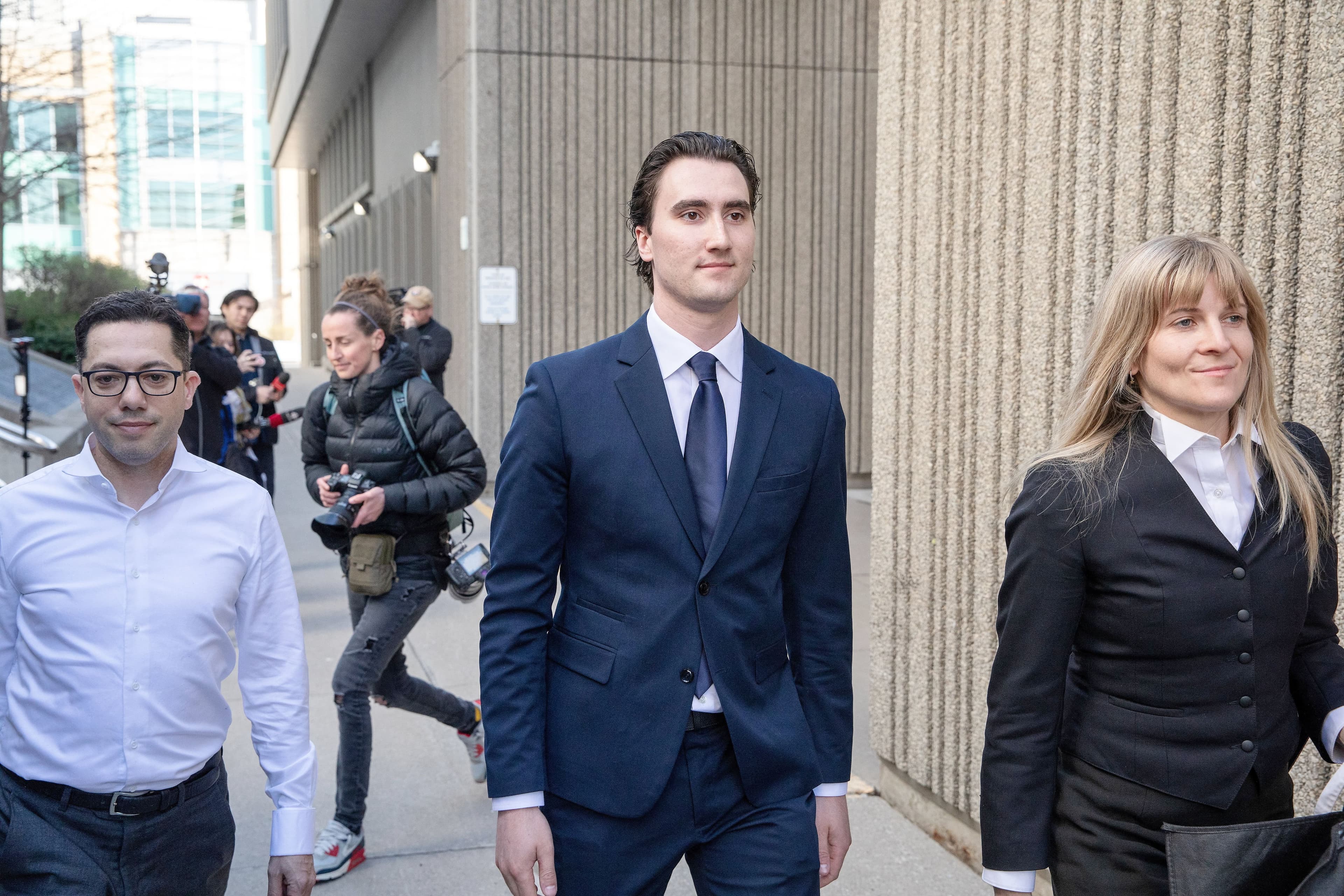 Alex Formenton, l’un des cinq accusés d’agression sexuelle, avec son avocat, Daniel Brown (à gauche), au palais de justice de London.