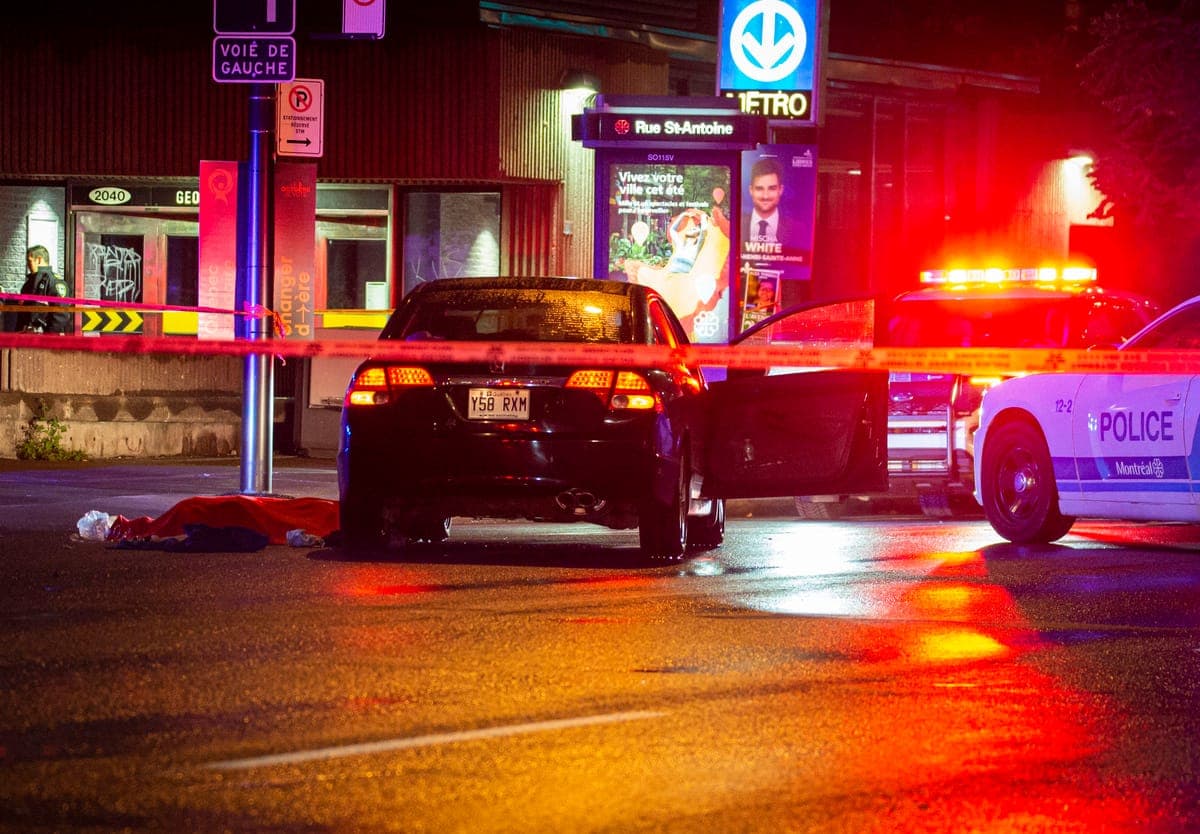 Le corps du rappeur de 21 ans Adam Jean-Philippe sous une couverture, mardi soir devant le Centre Bell.