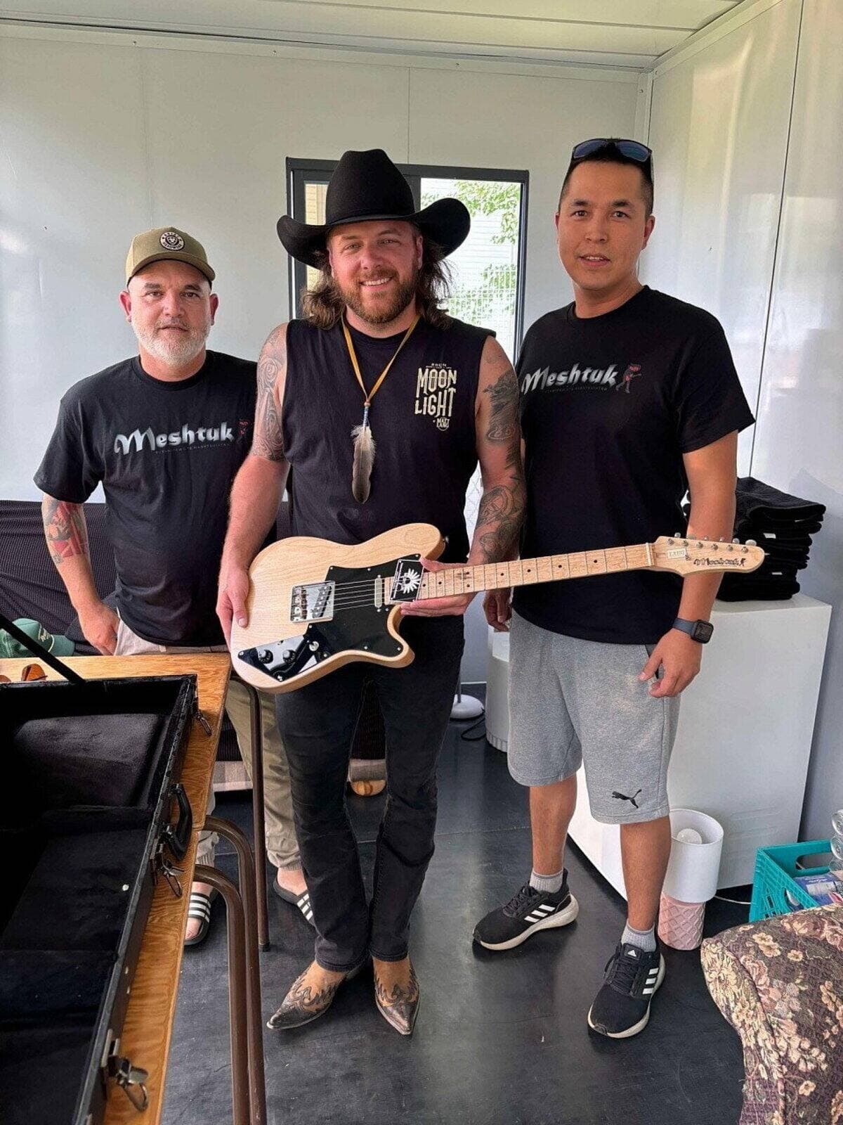 Dany Lachanche et Mathieu Grégoire en compagnie de l'artiste country Matt Lang qui a performé sur scène avec une guitare Meshtuk.