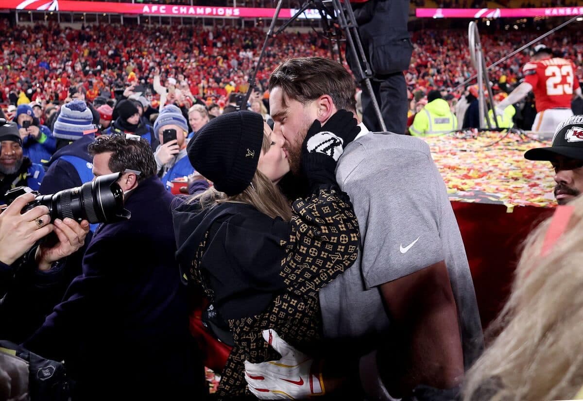 Taylor Swift a embrassé son copain, Travis Kelce, joueur de football des Chiefs, dimanche, après que l'équipe de Kansas City ait obtenu son billet pour le Super Bowl.