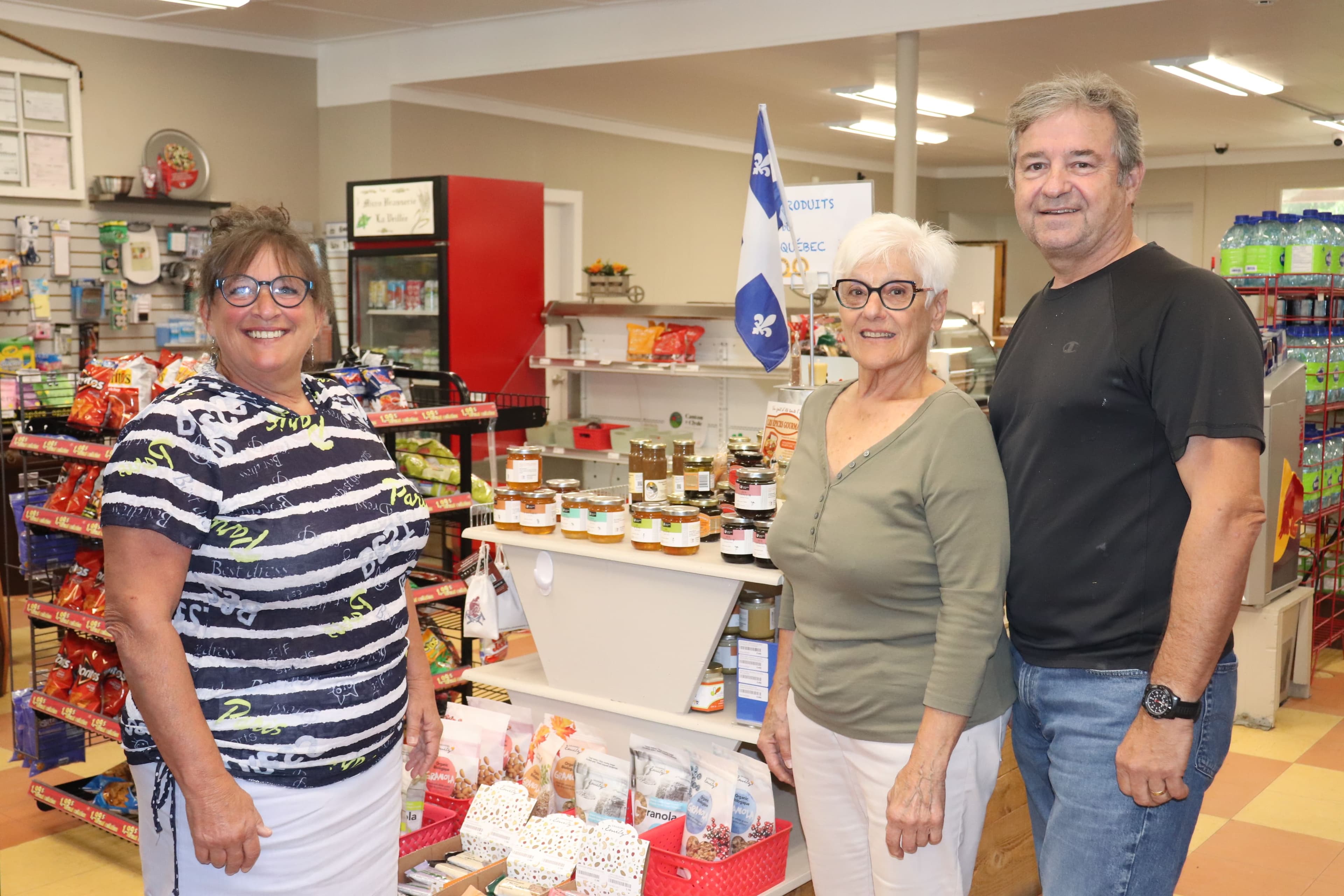 La coopérative alimentaire de Val-des-Lacs, dans les Laurentides, a ouvert ses portes le 15 décembre 2020. Sur la photo, Ginette Lynch, coordonnatrice et gérante, Rachel Piché, 79 ans, l’employée la plus âgée de l’épicerie, et Michel Robillard, président du conseil d’administration.