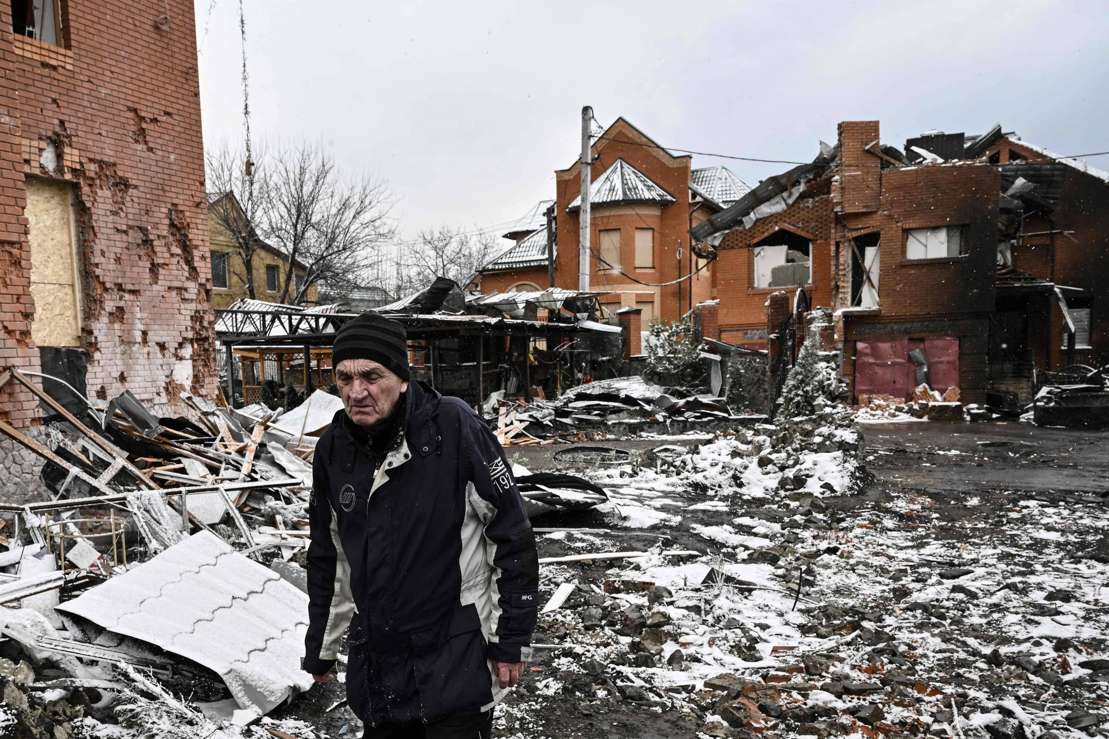 Un homme marche entre des maisons détruites lors d'un raid aérien à Bila Tserkva, en Ukraine, le 8 mars 2022.