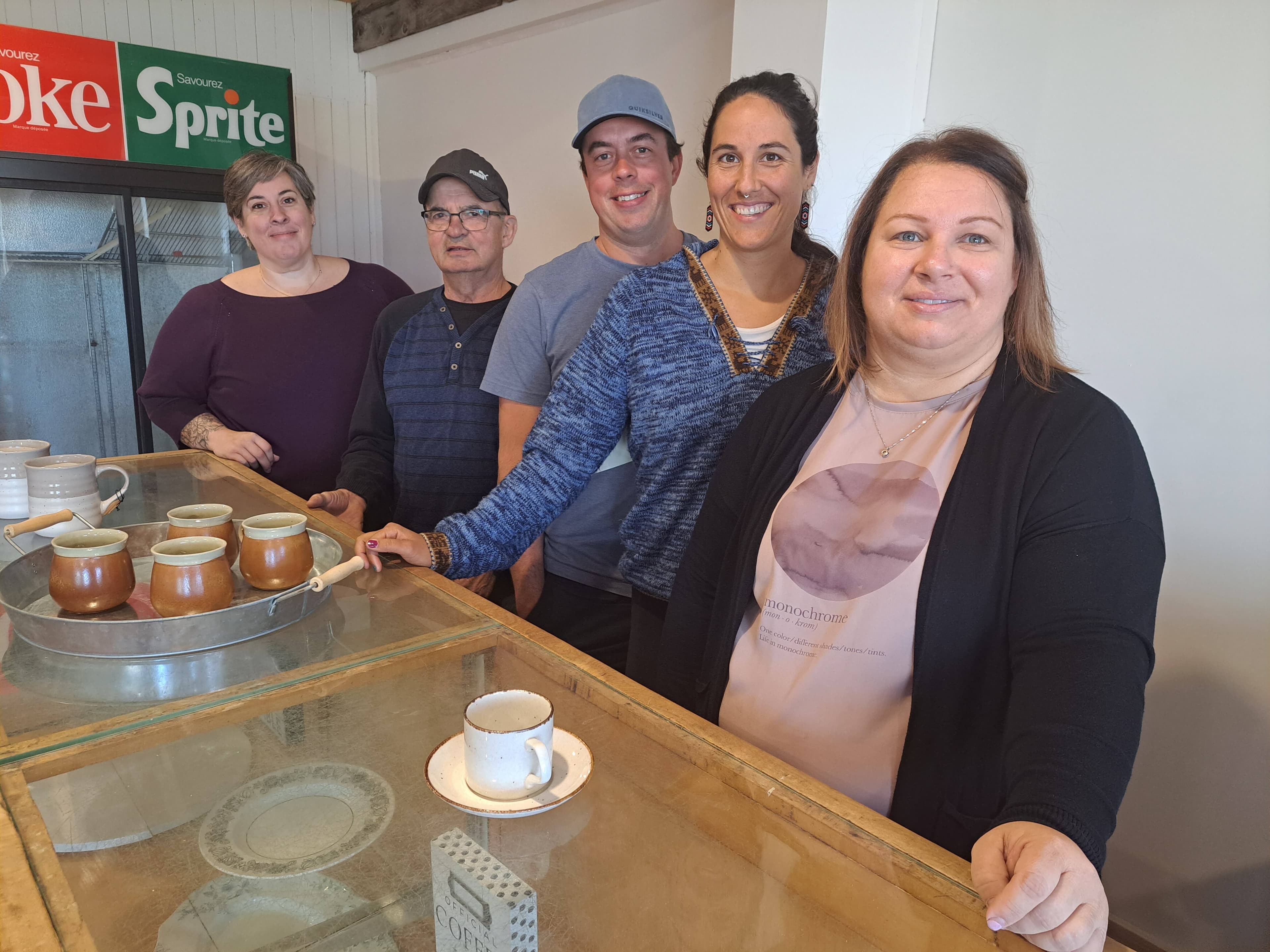 Une coopérative alimentaire verra le jour à La Visitation-de-l’Île-Dupas, près de Berthierville. Sur la photo, de gauche à droite, Marie-Pierre Beauséjour, une des initiatrices de la coop, Laurent Courchesne, ancien propriétaire de la bâtisse, son fils Rémi, nouveau propriétaire avec sa conjointe Marie-Pier Aubuchon, et Karine Valois, une autre initiatrice de la coop.