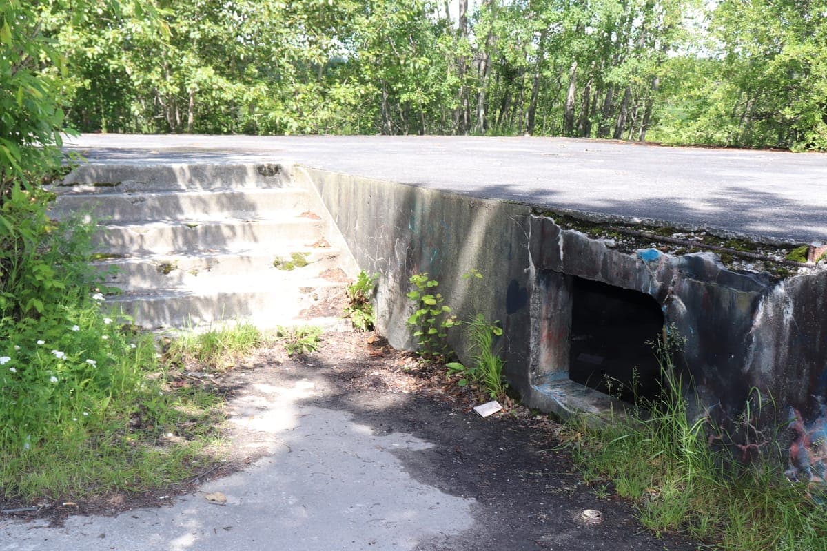 Les vestiges du gymnase de l’ancienne école du village de Saint-Jean-Vianney.