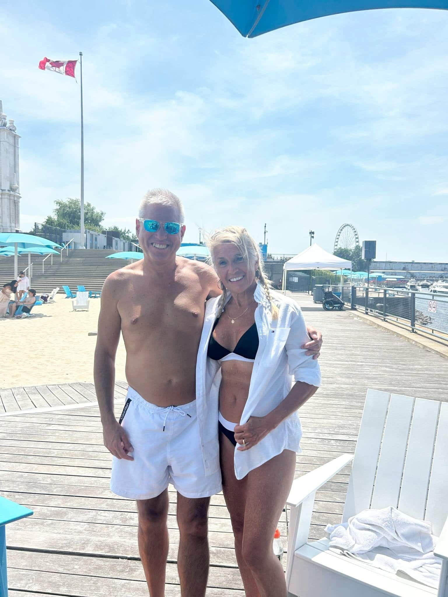 Jean Ménard et Josée Lague se rafraichissent régulièrement à la Plage de l'Horloge dans le Vieux-Montréal.