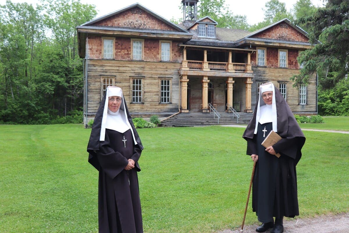 La mère supérieure sainte Claire d’Assise (à gauche) veille au grain sur les élèves de son couvent-école. Elle pose en compagnie de sainte Jeanne, enseignante.