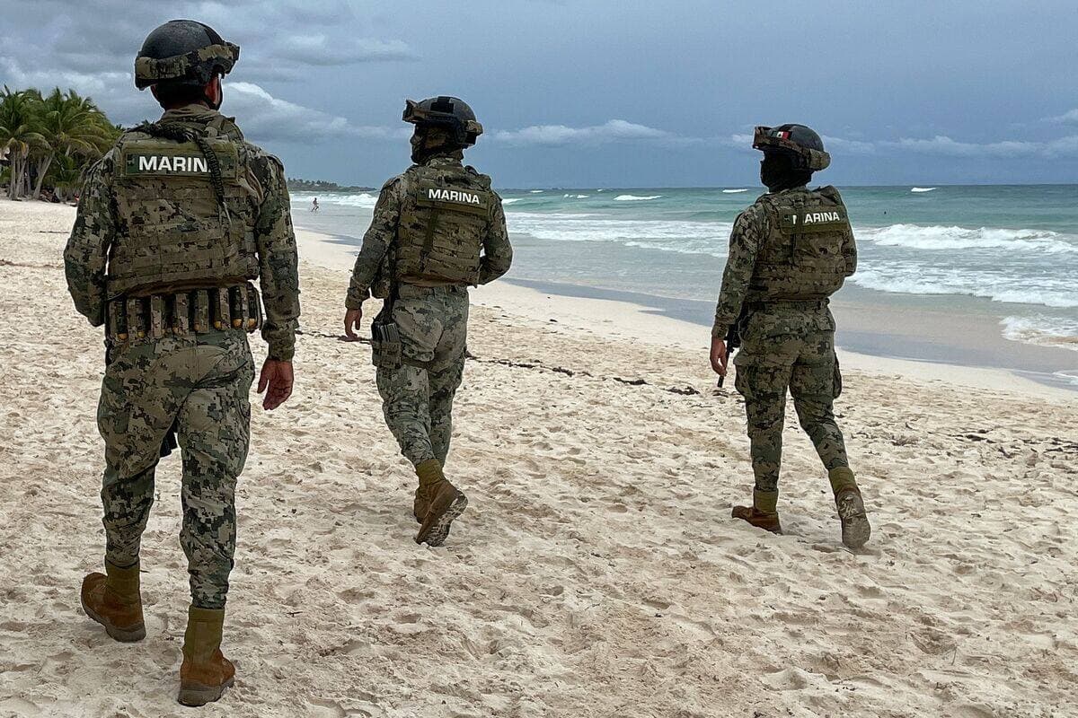 Des membres de la Marine mexicaine sur une plage de Tulum.