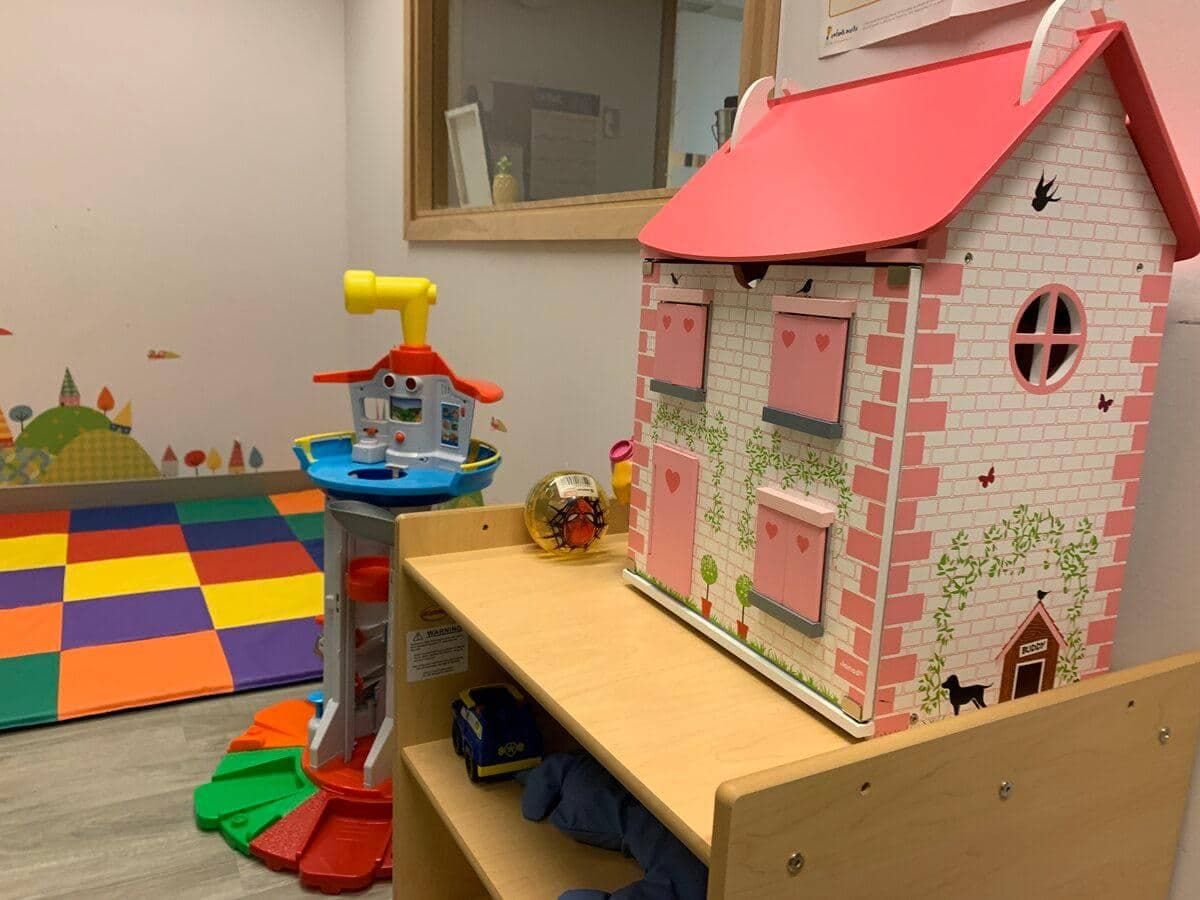 Le SIAM se trouve dans un environnement qui se veut sécurisant pour les enfants victimes d'abus et de maltraitance.