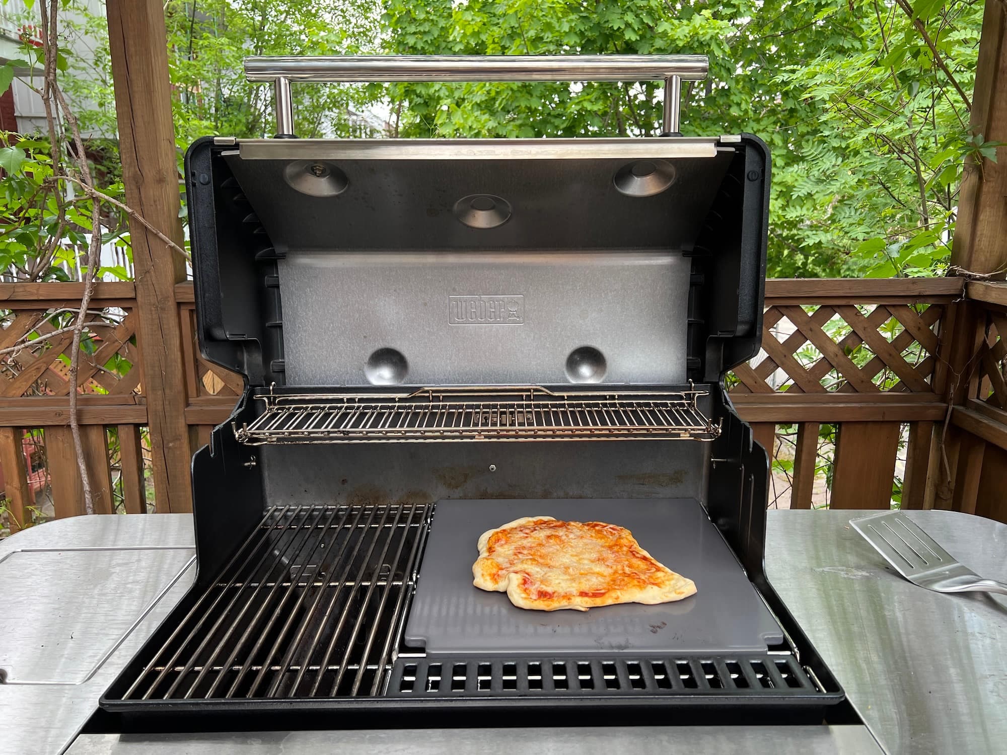 La pierre à pizza Weber Crafted offre une grande superficie.