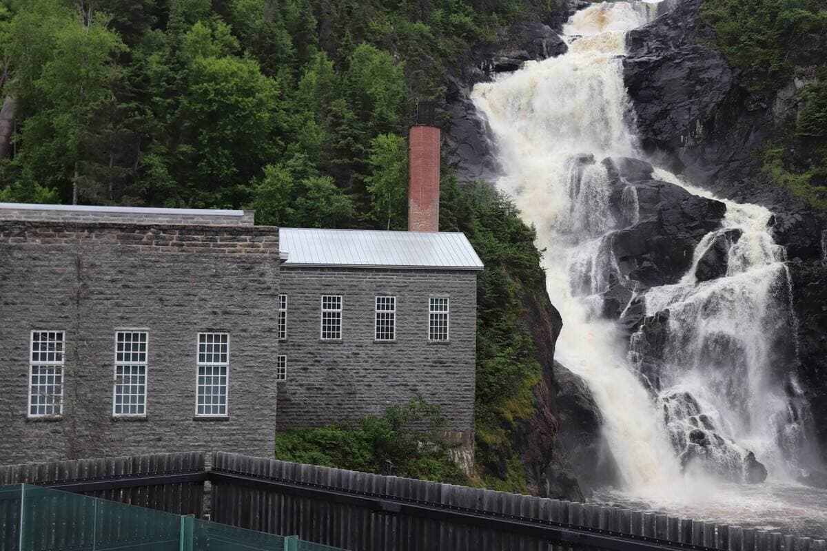 Le moulin de Val-Jalbert et cette chute spectaculaire.