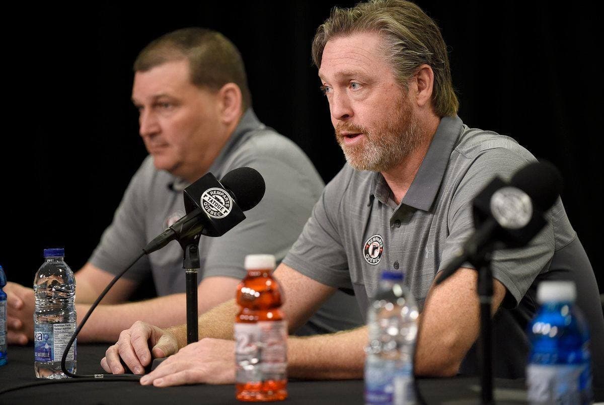 Christian Vermette était directeur général adjoint et recruteur-chef des Remparts depuis 2014. Sur cette photo, on le voit lors d’un point de presse en compagnie de Patrick Roy, en 2018.