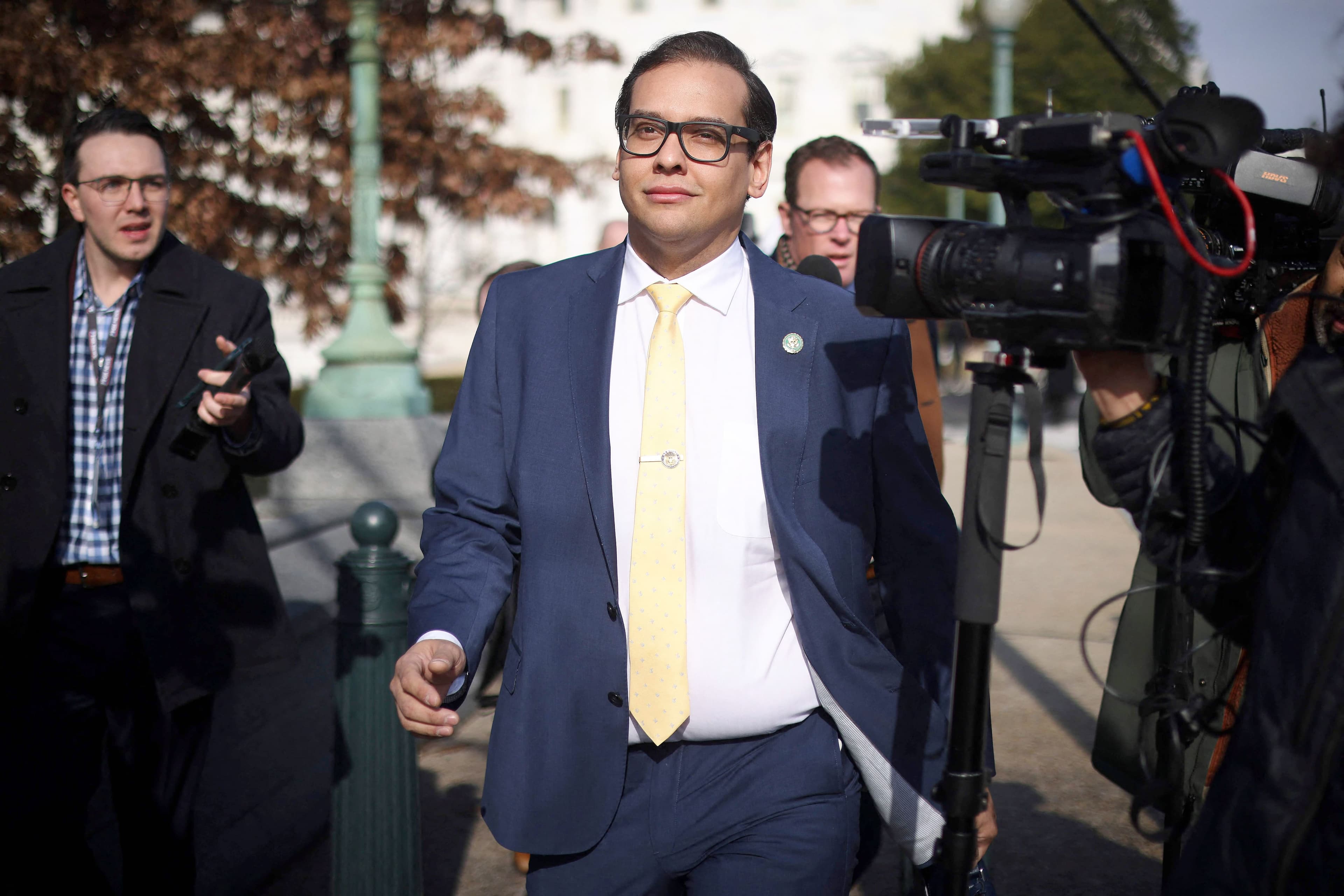 George Santos à sa sortie du Capitol à Washington le 12 janvier dernier. Il a été appelé à démissionner pour ses mensonges en série, mais il se refuse toujours à le faire.