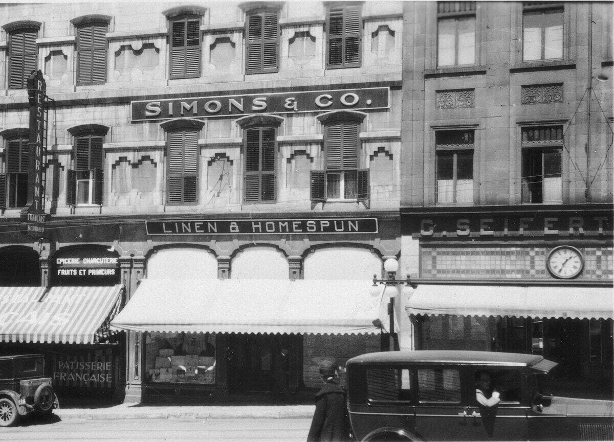 Les auvents en façade étaient très populaires à cette époque.