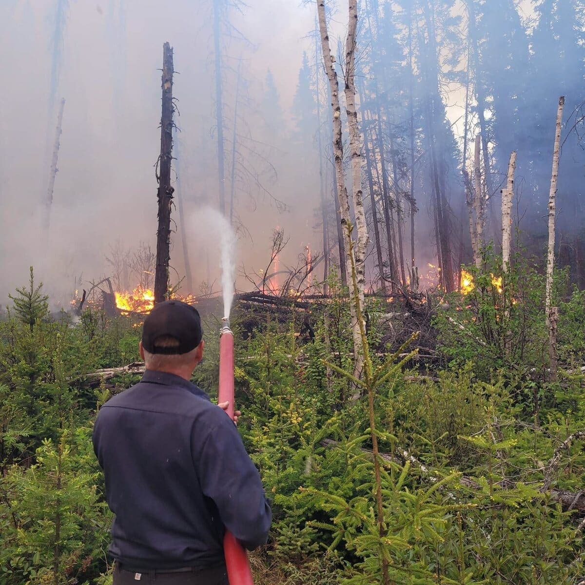 Des villégiateurs du nord du Lac-Saint-Jean ont tenté de lutter contre le feu 299 qui ravage le nord de Notre-Dame-de-Lorette. Ceux-ci n'ont pu protéger le chalet de Jean-Claude Paquet, ravagé par les flammes.
