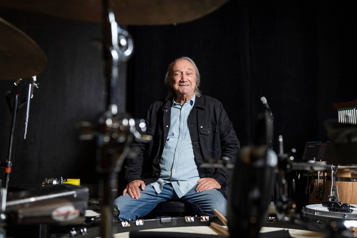 À 78 ans, Claude Dubois demeure un amoureux de la scène. Il se réjouit de retrouver le public des plaines d’Abraham le 23 juin, pour le spectacle de la fête nationale.