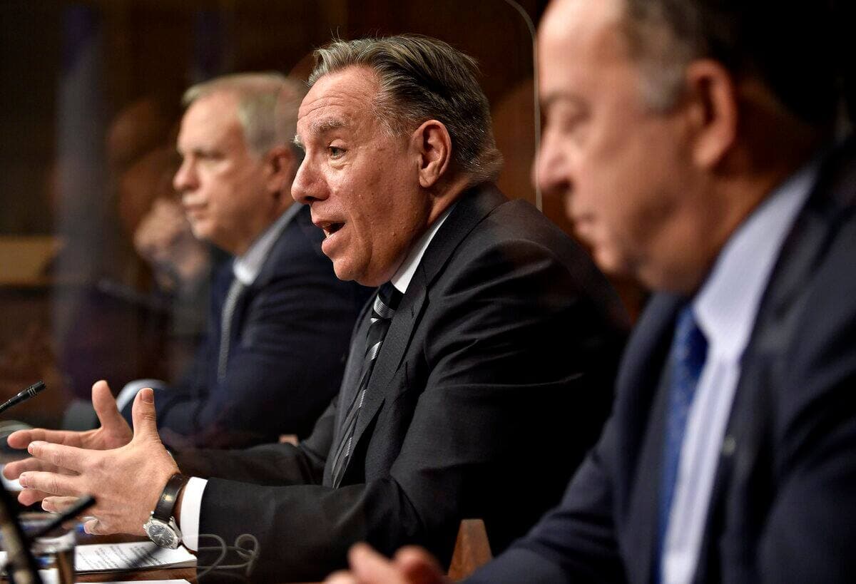 « Dans une société comme la nôtre, la liberté, c'est un élément fondamental de notre société, mais il faut comprendre que la liberté des uns s'arrête là où commence la liberté des autres. Et quand une personne se retrouve à l'hôpital avec la COVID, bien, elle prend la place d'un autre patient qui attend pour une chirurgie », a rappelé le premier ministre François Legault, en tendant la main aux non-vaccinés.