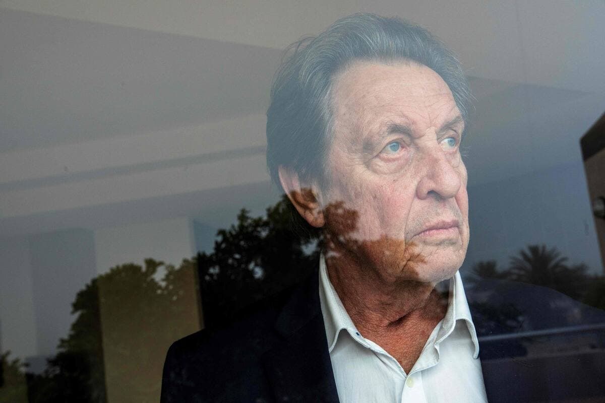 Errol Musk, le père du milliardaire technologique Elon Musk qui a passé sa jeunesse en Afrique du Sud à l'époque de l'apartheid, pose pour un portrait dans sa maison de Langebaan, en Afrique du Sud, le 26 mai 2022.