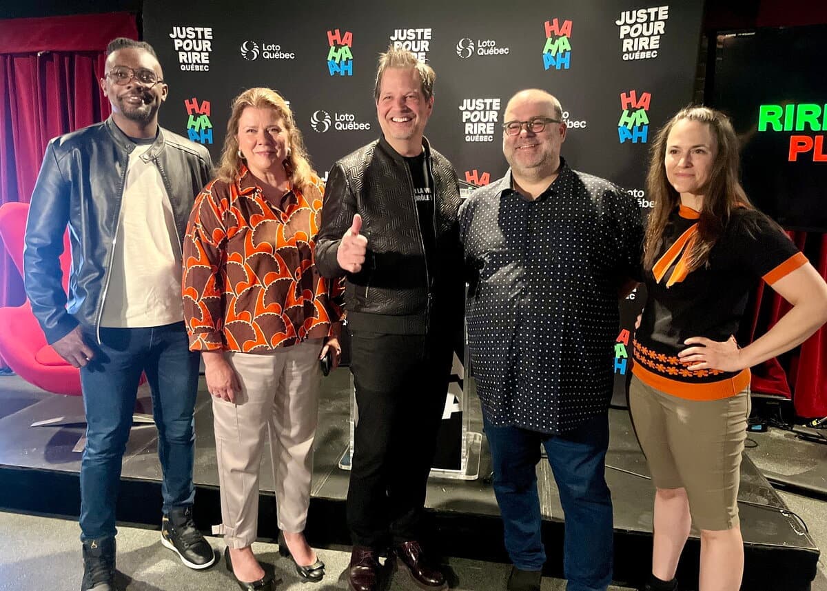 Sylvain Parent-Bédard, entouré de Steve Biko, Marina Orsini, Laurent Paquin et Cathleen Rouleau lors de la conférence de presse de dévoilement de la programmation du festival Juste pour rire Québec, jeudi.
