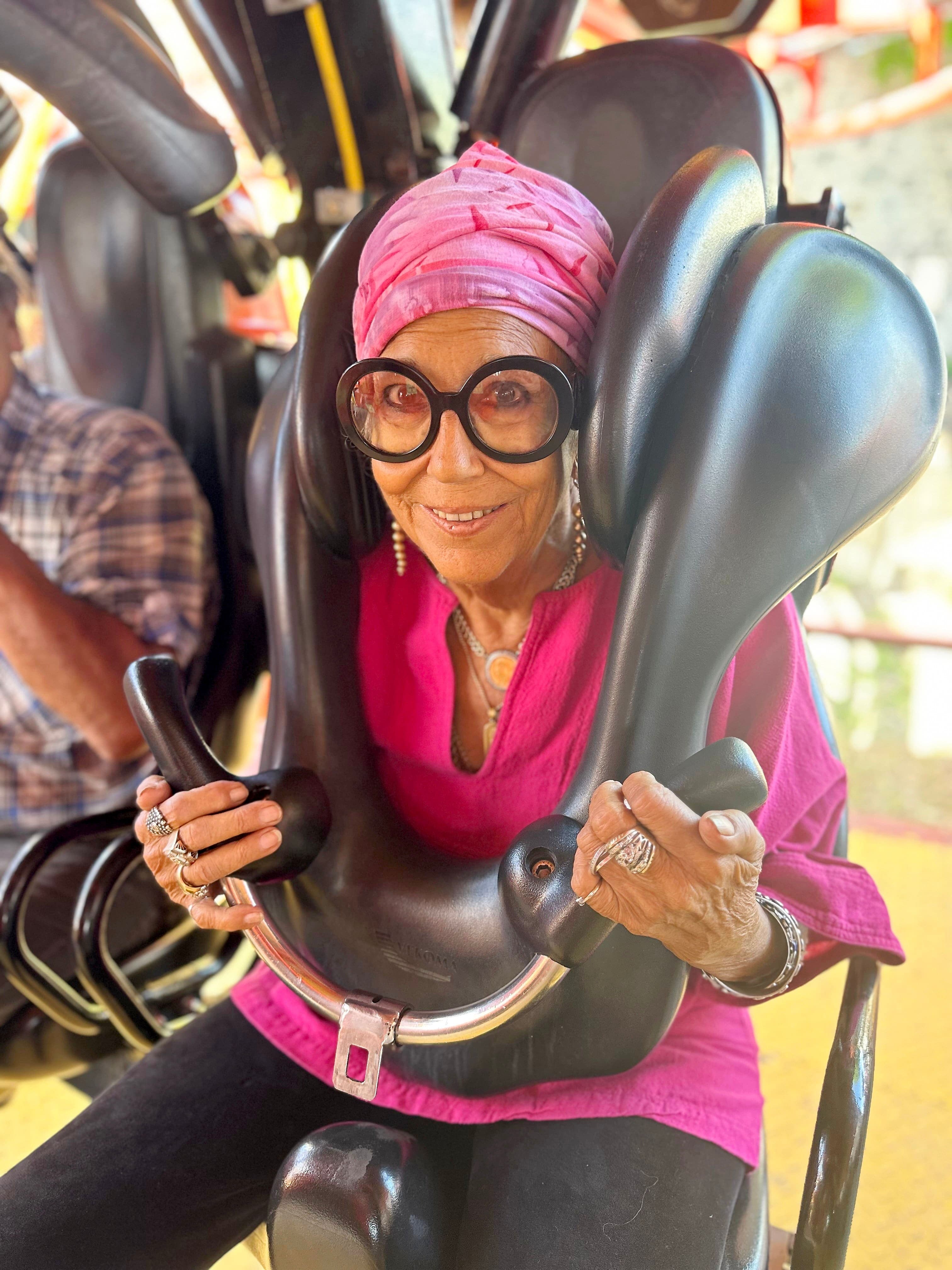 Mme Grimaldi en train de s'harnacher dans le Ednor, une montagne russe particulièrement brutale. Elle a bien sûr dû retirer ses lunettes.