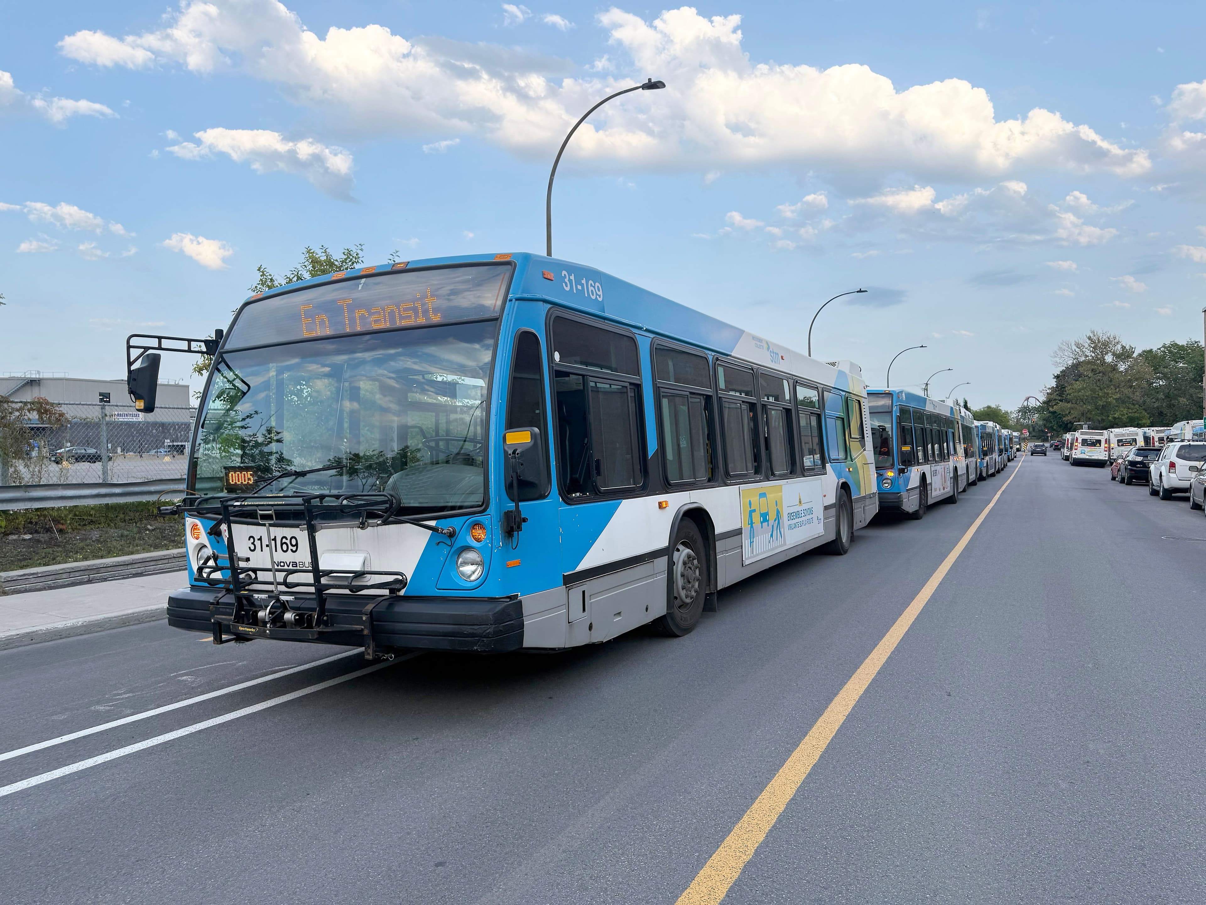 Des chauffeurs d’autobus de la STM ont abandonné vendredi soir leur véhicule dans des rues de la métropole.
Plusieurs véhicules, que l'on voit sur ces photos, sont à l'arrêt sur l'avenue du Havre.