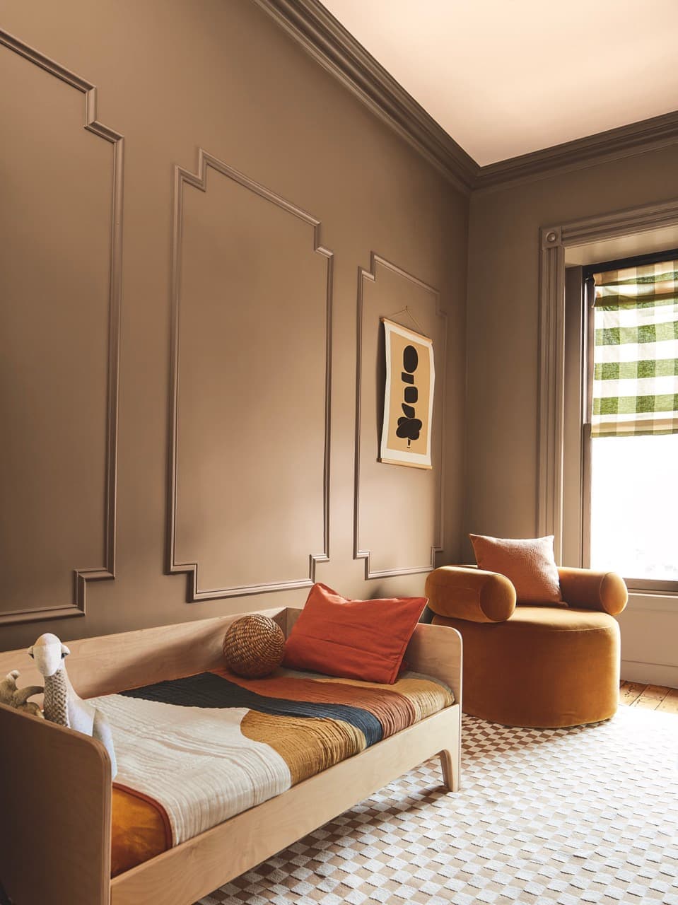 «Mocha mousse» est un brun doux et gourmand qui convient à tous les espaces, particulièrement au salon ou aux chambres à coucher.