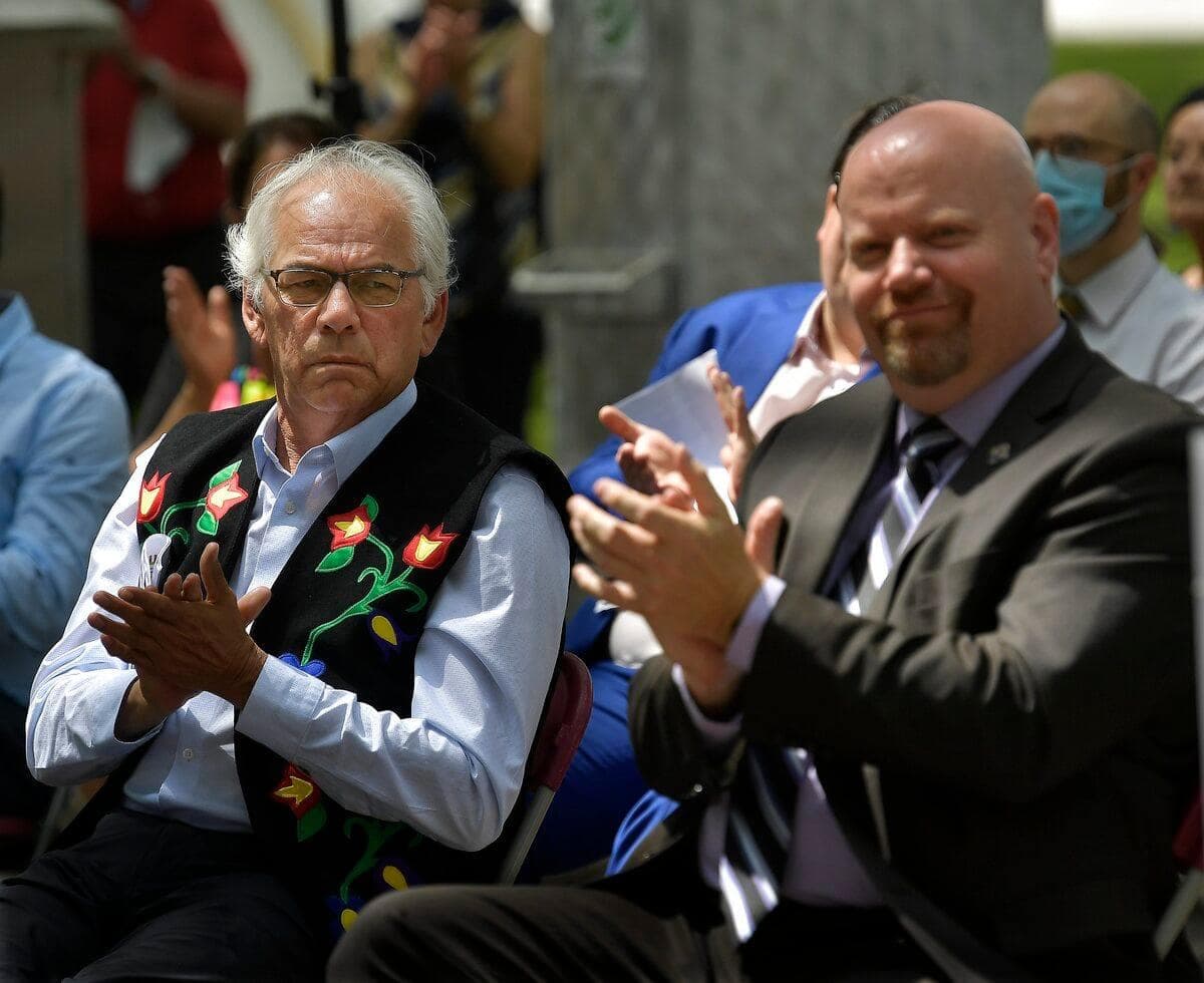 Le chef de l'APNQL, Ghislain Picard (à gauche), et le ministre responsable des Affaires autochtones, Ian Lafrenière