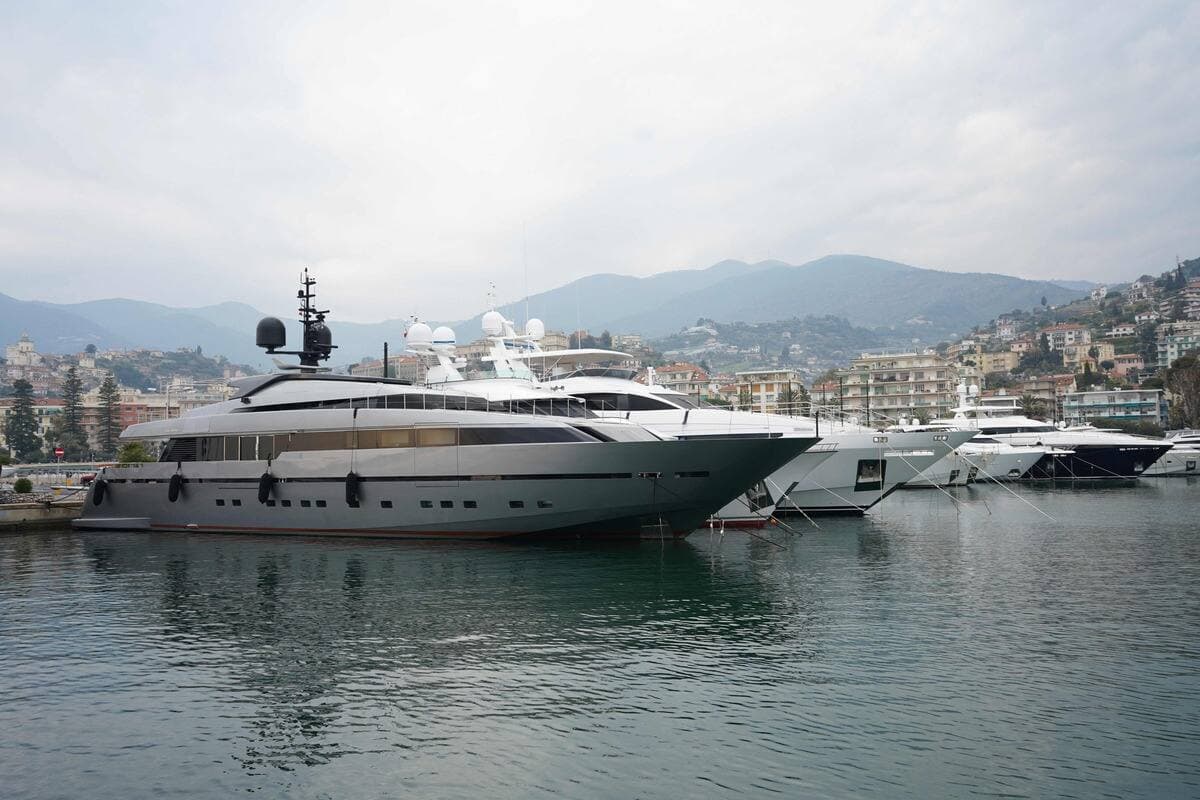 Le Lena a été saisi par les autorités italiennes le 5 mars. Appartenant à l'oligarque Gennady Timchenko, ce super yacht mesure 39 mètres.