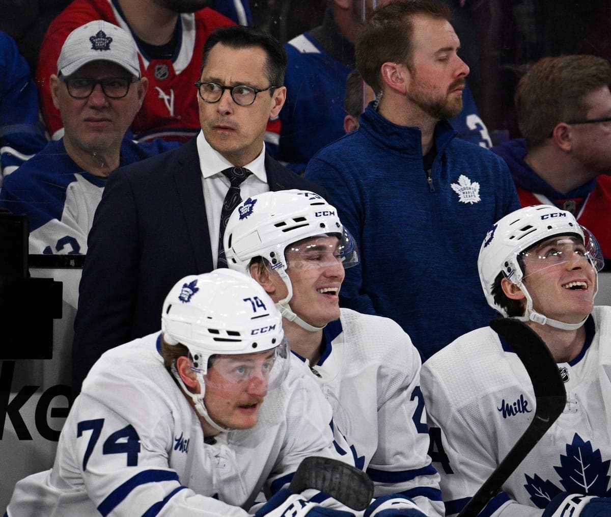 L’entraîneur adjoint Guy Boucher (TOR) lors de la première période du match de hockey de la LNH entre les Maple Leafs de Toronto et le Canadien de Montréal, au Centre Bell le samedi 9 mars 2024. Photo Martin Chevalier.