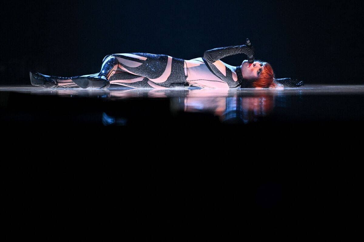 Le vainqueur de l'Eurovision 2024, le chanteur suisse Nemo, chante la nouvelle chanson "Unexplainable", lors de la répétition générale de la finale du Concours Eurovision de la chanson 2025 à l'arène St. Jakobshalle de Bâle le 16 mai 2025.
