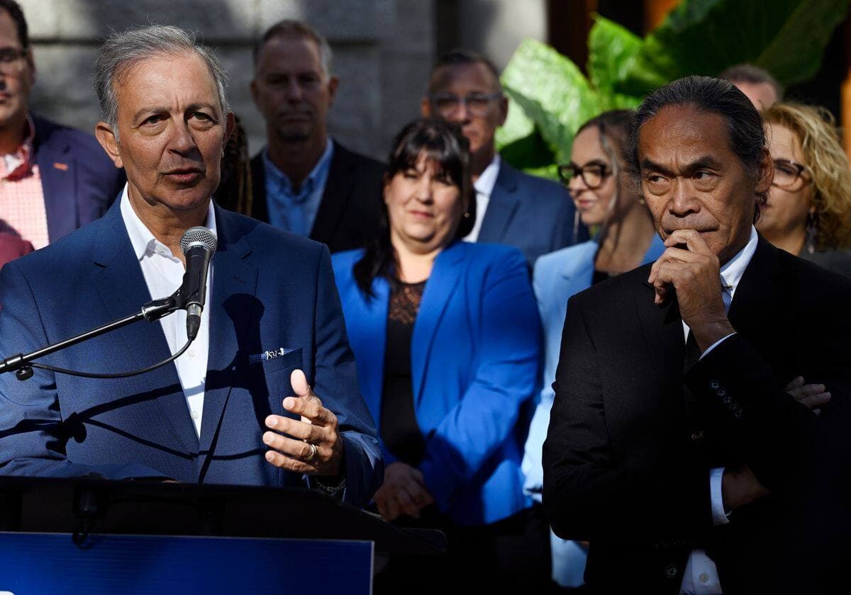 Le candidat à la mairie Sam Hamad a lancé sa campagne électorale vendredi devant l'hôtel de ville de Québec.