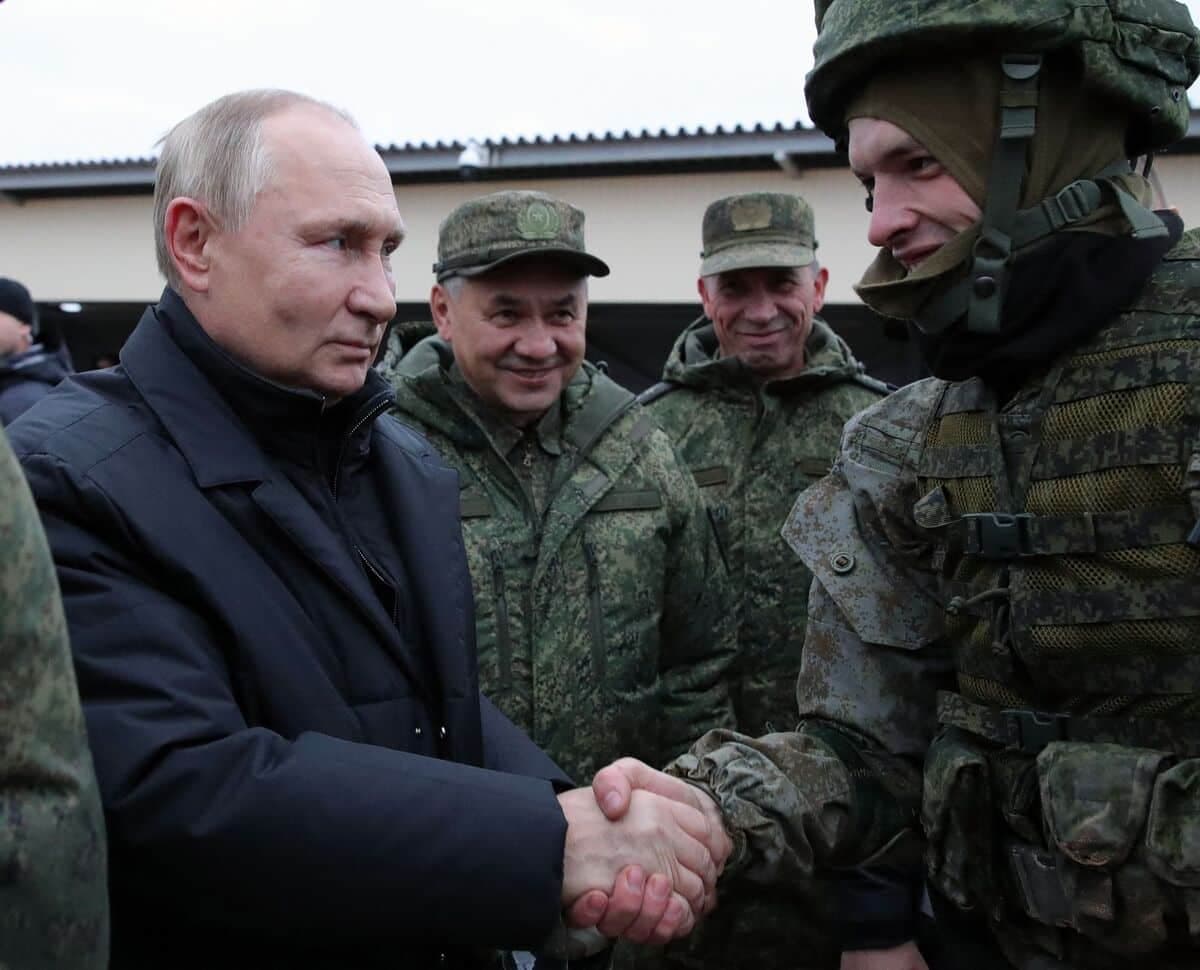 Le président russe, Vladimir Poutine, a rencontré des soldats en formation.