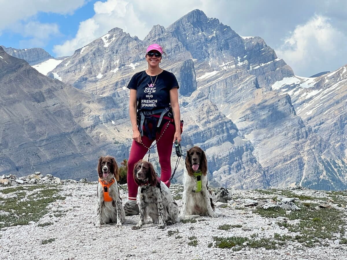 Mélanie Poulin et trois de ses «cocos» lors d’une randonnée dans le parc national de Banff, en Alberta.