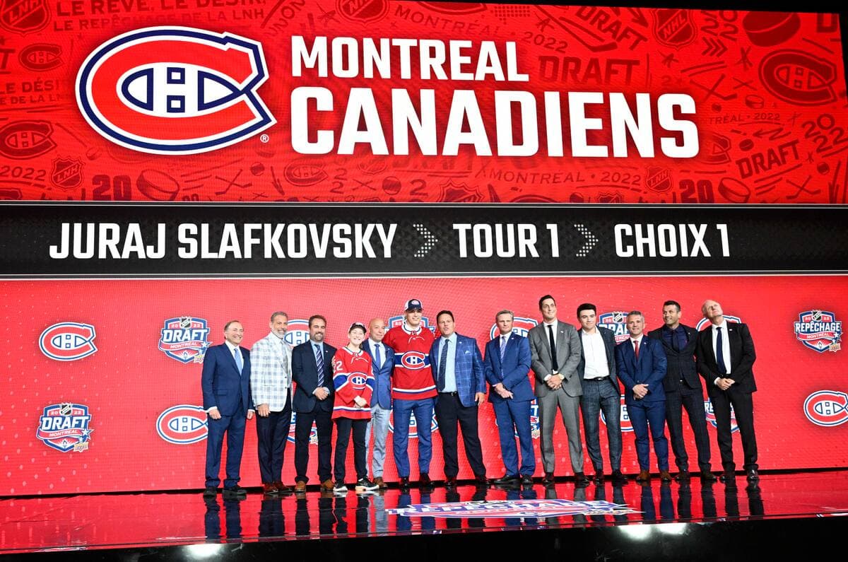 Le Canadien a fait de Juraj Slafkovsky le premier choix du repêchage de la LNH, hier, à Montréal. Le jeune ailier slovaque était entouré de Gary Bettman, Martin Lapointe, de Geoff Molson, de Juliette Bélanger-Lacroix (fille de France Margaret Bélanger), de Kent Hughes, de Jeff Gorton, de Nikolai Bobrov, de Vincent Lecavalier, de Nick Suzuki, de Martin St-Louis, de Michael Krupa et de Christer Rockstrom.