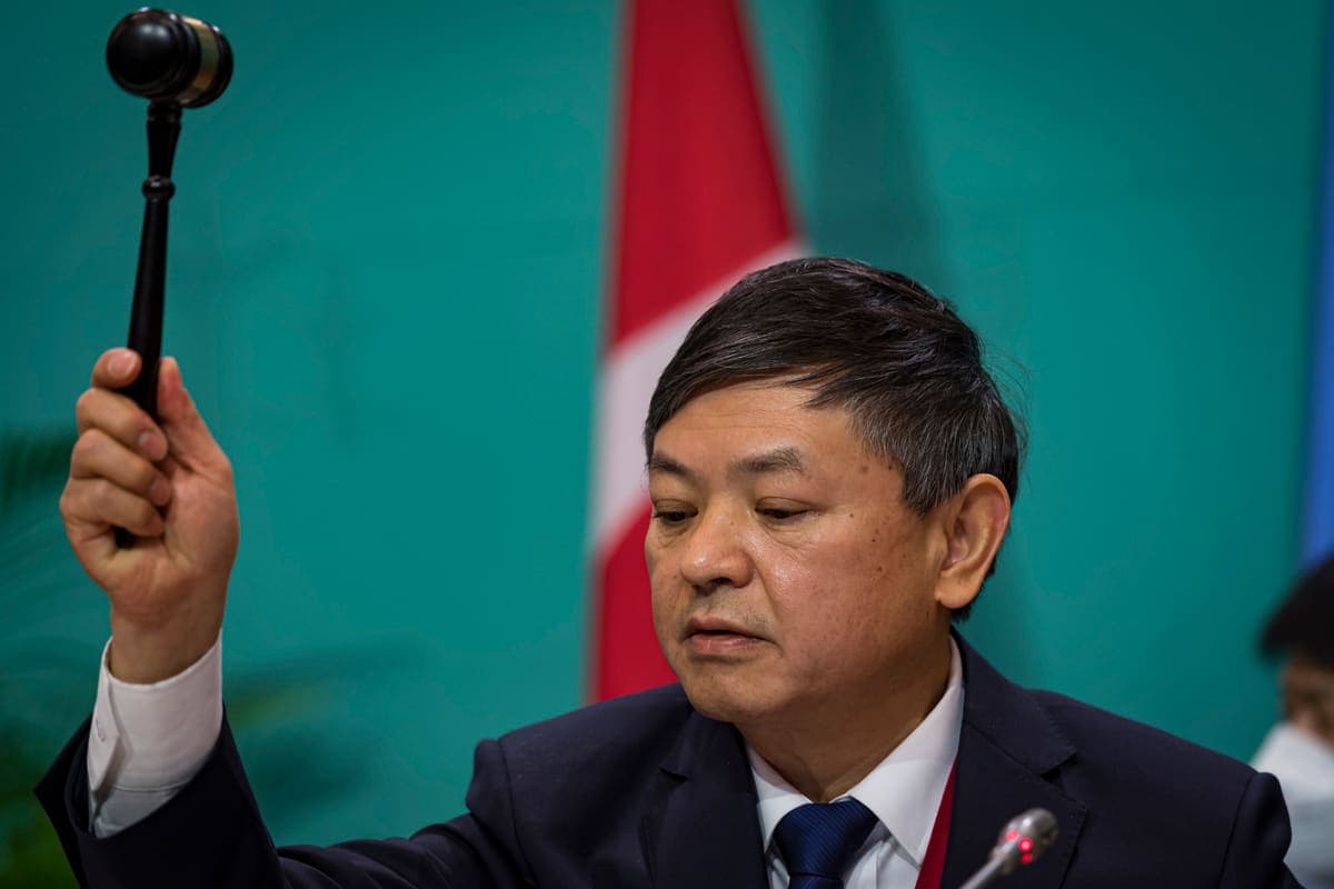 Le président de la COP15, Huang Runqiu, ministre de l'Écologie et de l'Environnement de la Chine, a donné un coup de marteau vers 3h30 du matin, lundi 19 décembre, pour marquer l'adoption de l'accord de Kunming-Montréal.