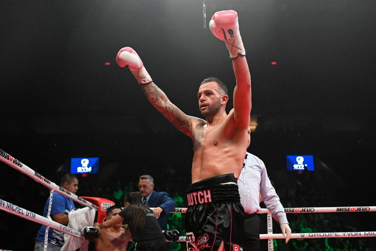 Sebastien Bouchard a célébré sa victoire face à Fernando Altamirano Marquez, hier, à la Place Bell de Laval.
