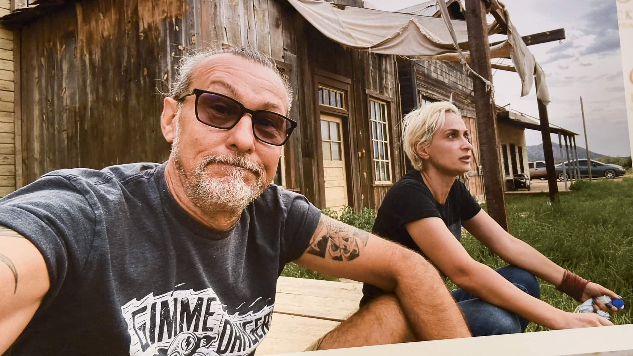 Ici avec Halyna Hutchins, Serge Svetnoy, le chef éclairagiste qui a évité une balle de justesse, poursuit également Baldwin.