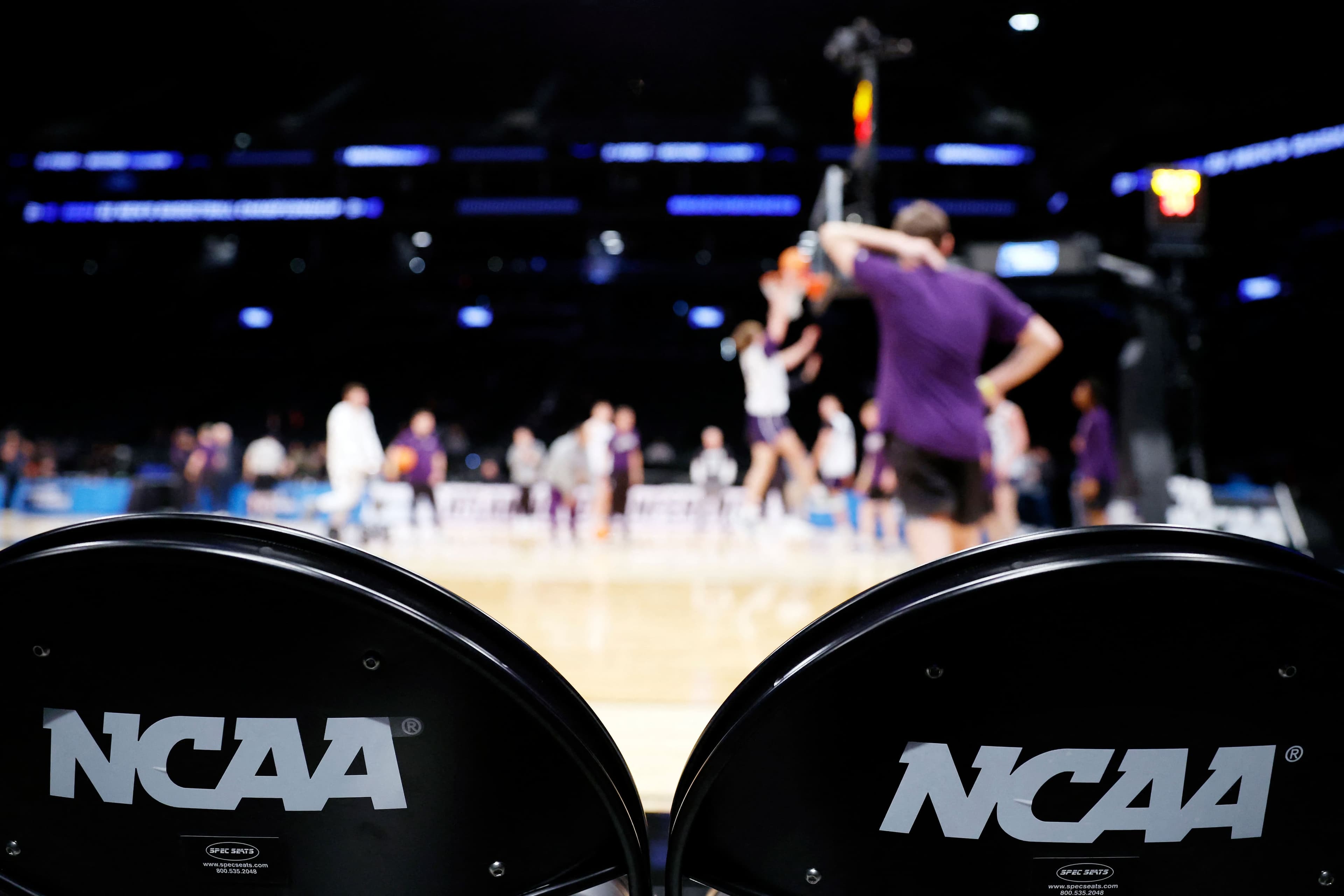 L'instance dirigeante des sports collégiaux américains a modifié sa politique concernant les athlètes transgenres le 6 février 2025, autorisant uniquement les personnes désignées de sexe féminin à la naissance à concourir dans des sports féminins.