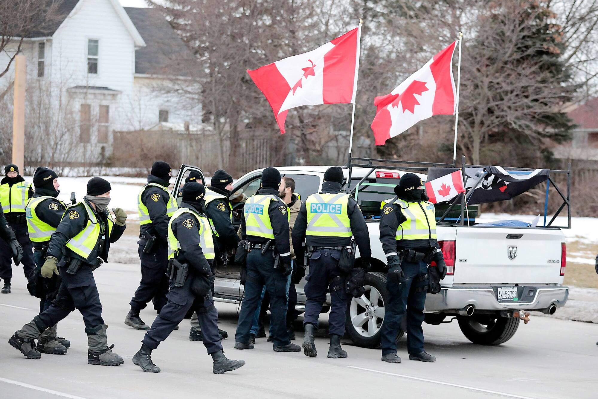 Des agents ont arrêté ce manifestant à Windsor, qui était parmi les rares encore sur les lieux du blocus.