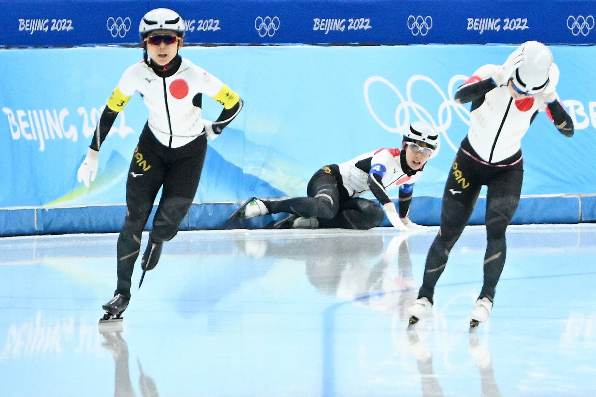Les Japonaises Miho Takagi et Ayano Sato réagissent à la chute de Nana Takagi.