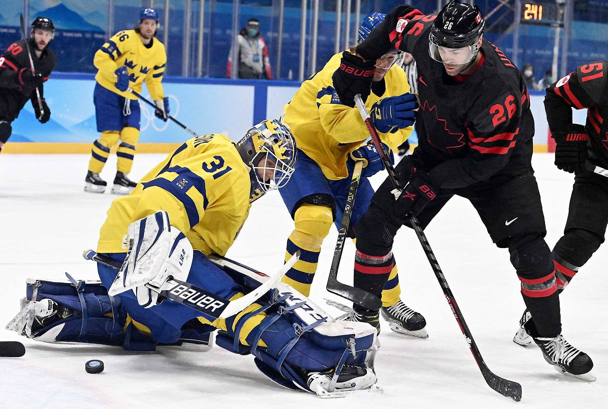 Même si la rondelle a échappé à la vigilance du gardien suédois Lars Johansson, Daniel Winnik n’a pas réussi à marquer mercredi.