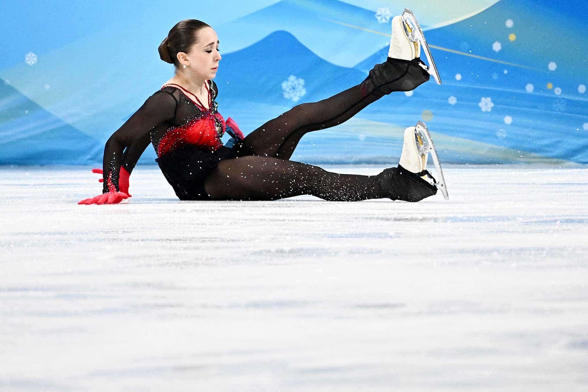 Tout l’univers de la Russe Kamila Valieva s’est écroulé, jeudi à l’épreuve féminine. Des chutes, des pleurs et exclue du podium.