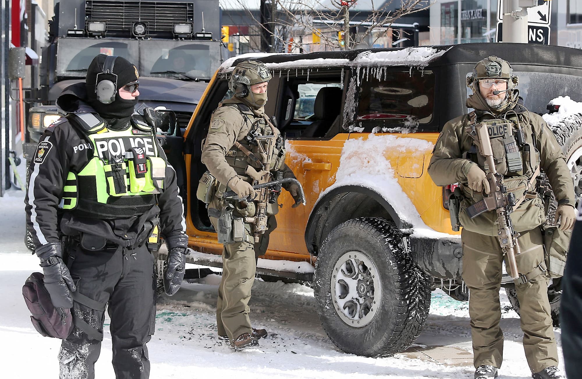 Deux Québécois dans ce véhicule ne répondant pas aux policiers, ceux-ci les ont sortis de force en défonçant des fenêtres.