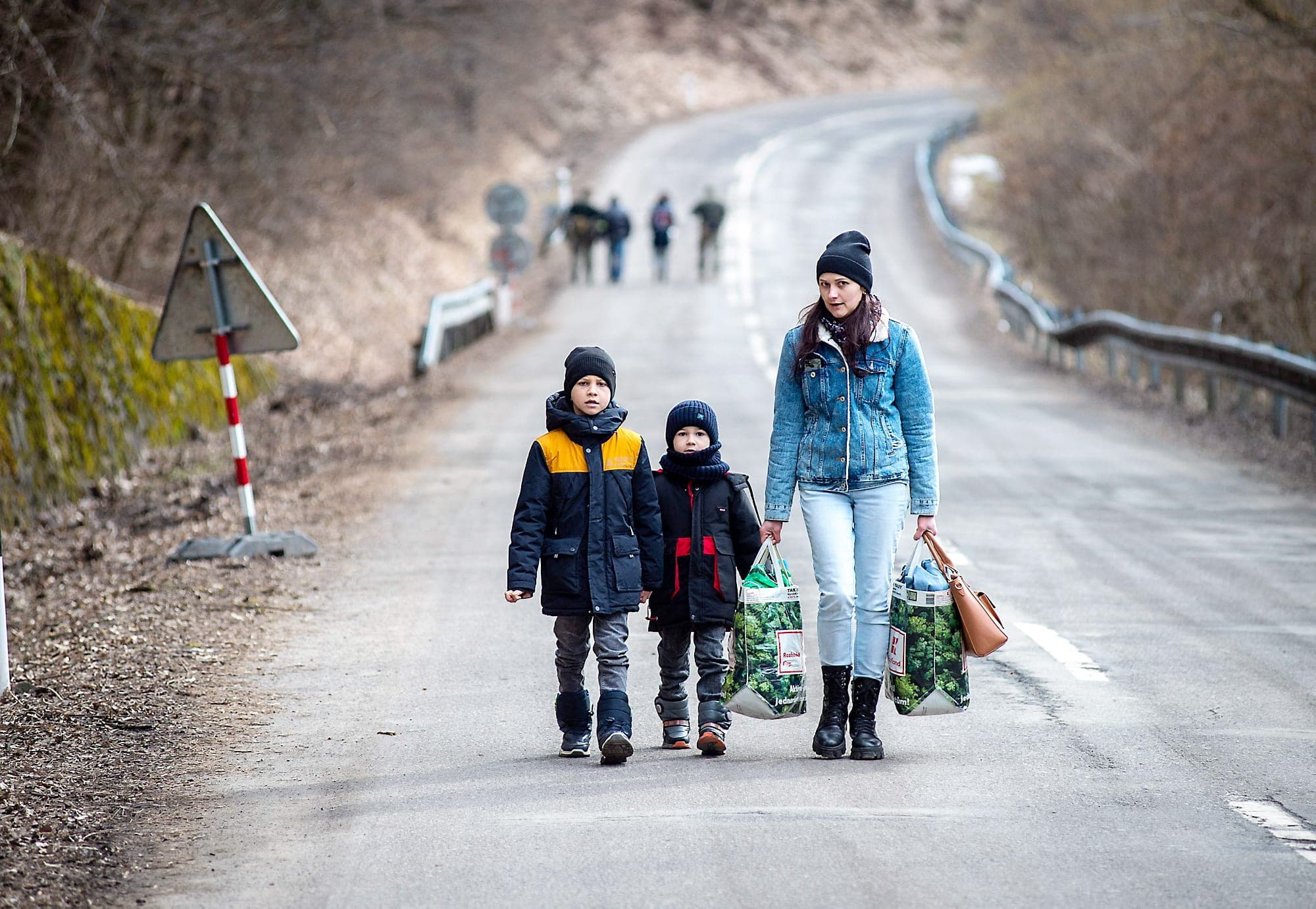 Des milliers de femmes ont abandonné leur mari et leur maison pour pouvoir fuir le pays avec leurs enfants.