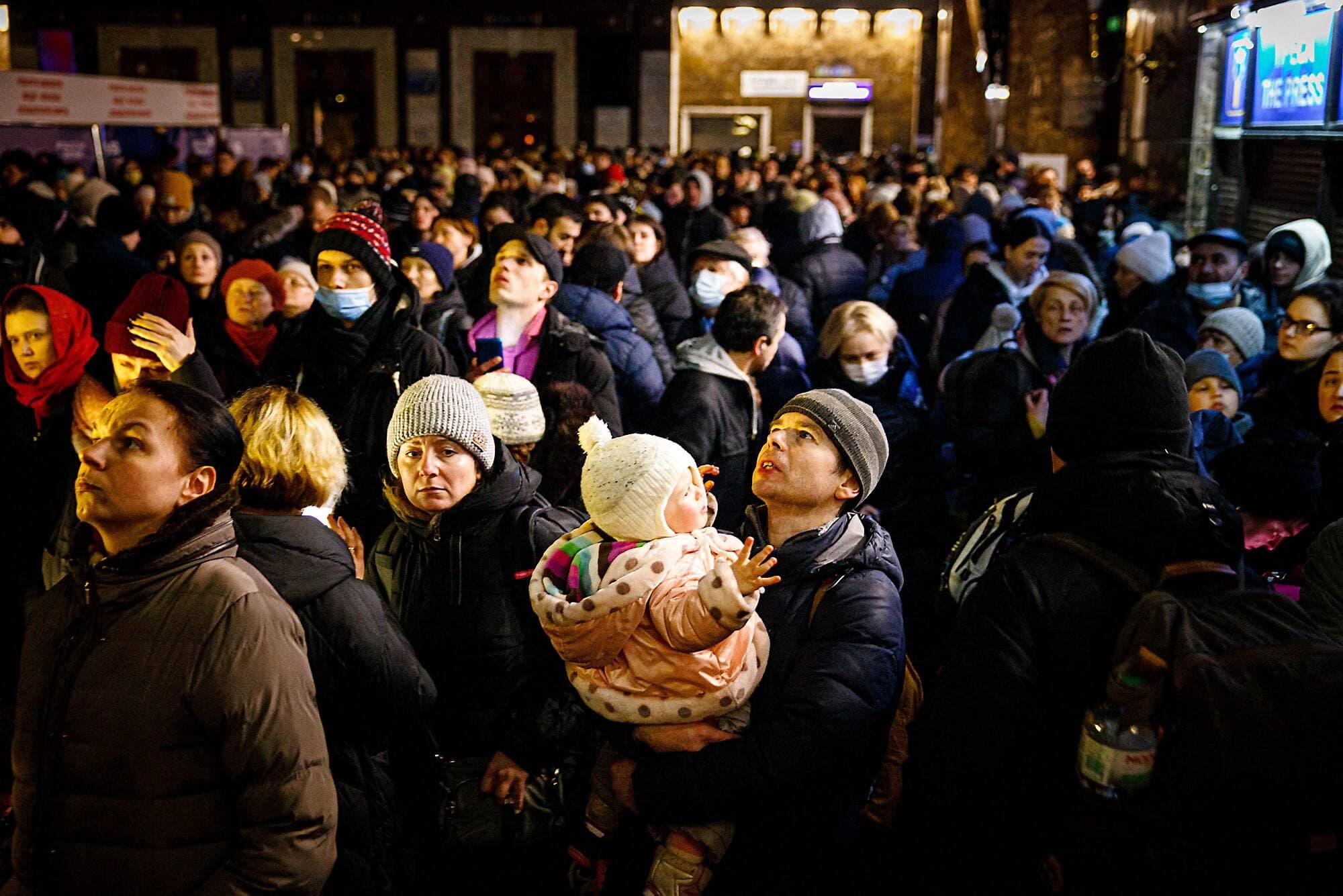 Des dizaines d’Ukrainiens tentaient de monter dans un train d’évacuation, hier, à Kyïv.