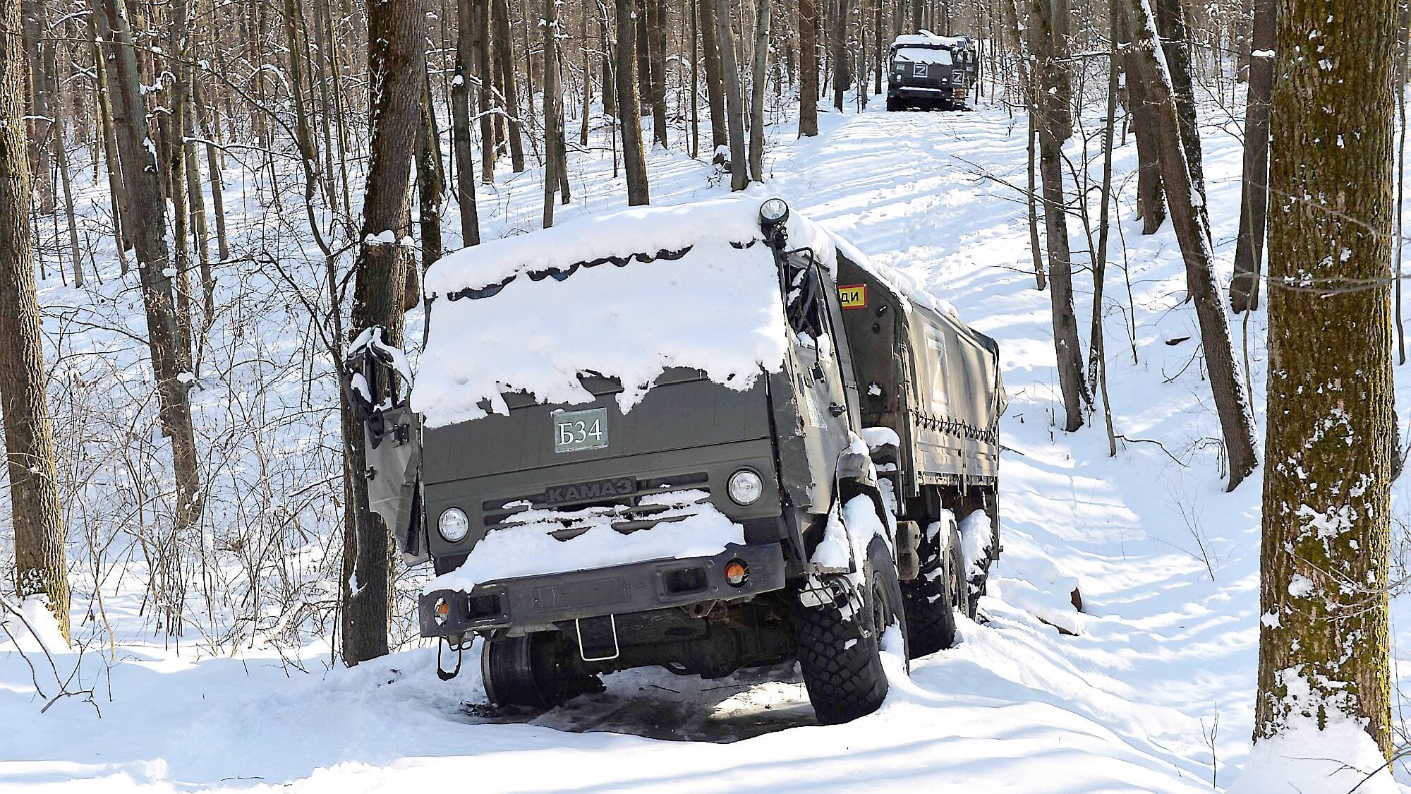 Deux véhicules abandonnés dans la forêt près de Kharkiv.