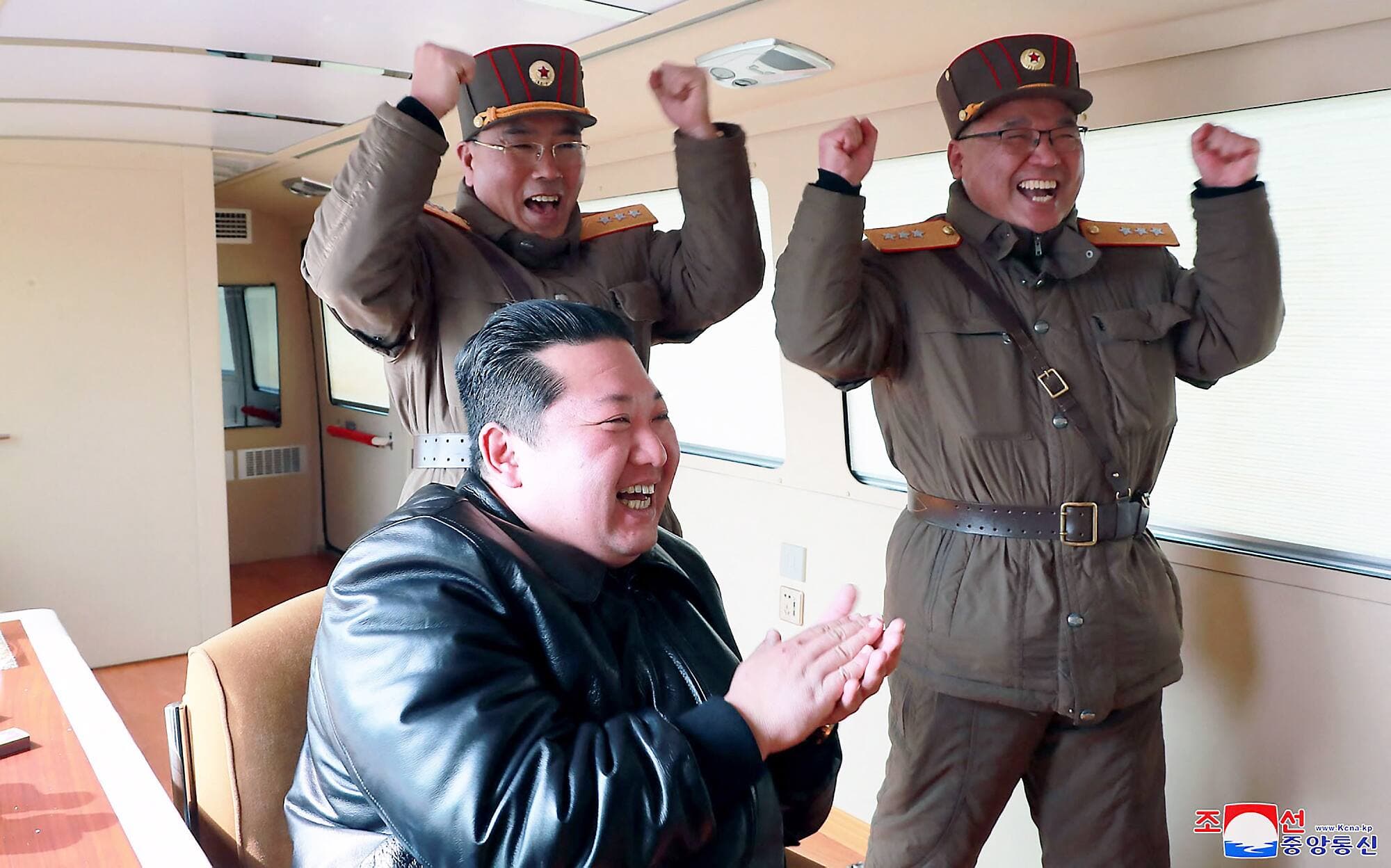 Kim Jong Un, vêtu de son habituel blouson de cuir noir et entouré des habituels militaires lèche-bottes, s’est affiché tout sourire sur les images publiées aujourd'hui par les médias d’État à la suite du lancement.