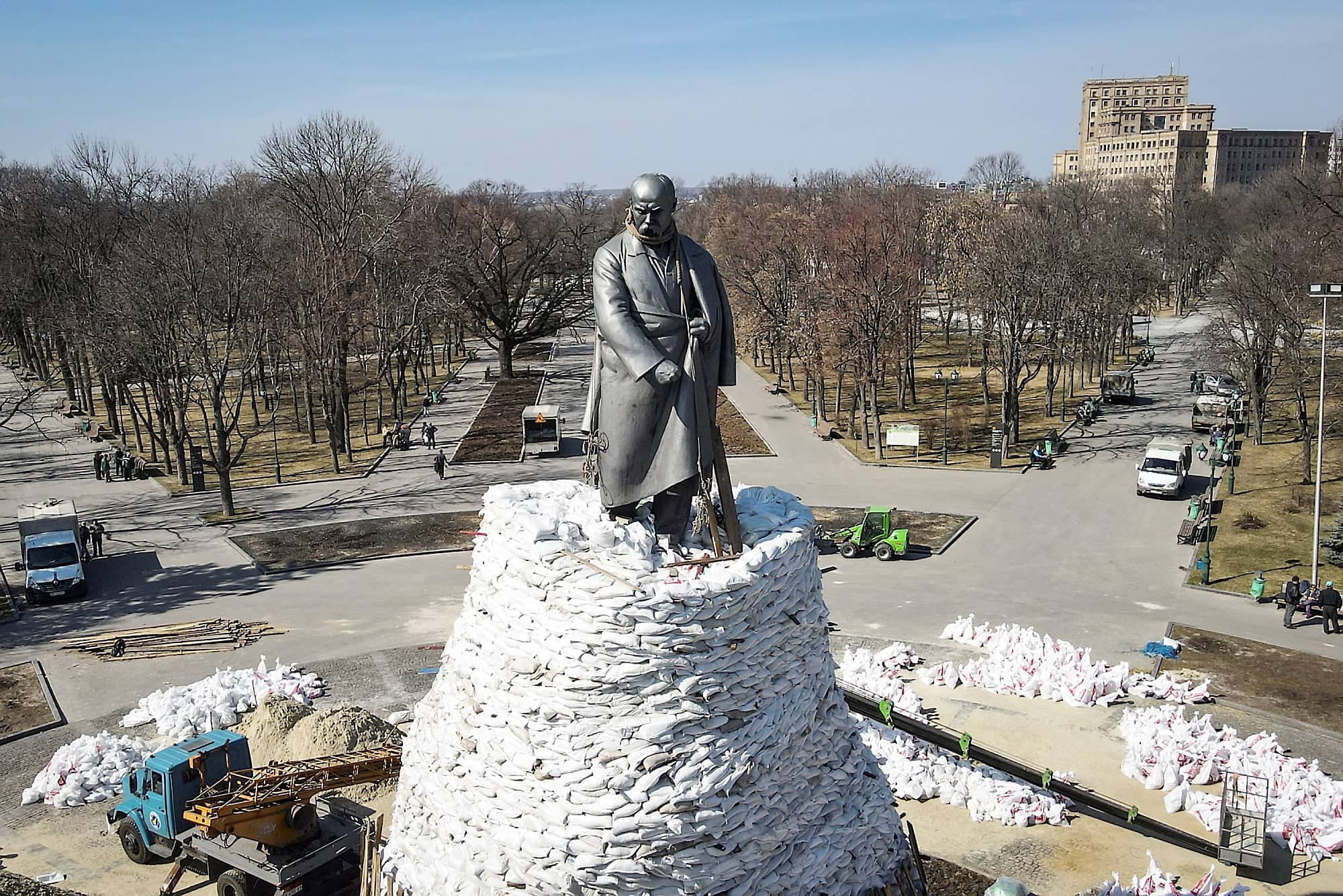 Un monument de Kharkiv protégé par des sacs de sable