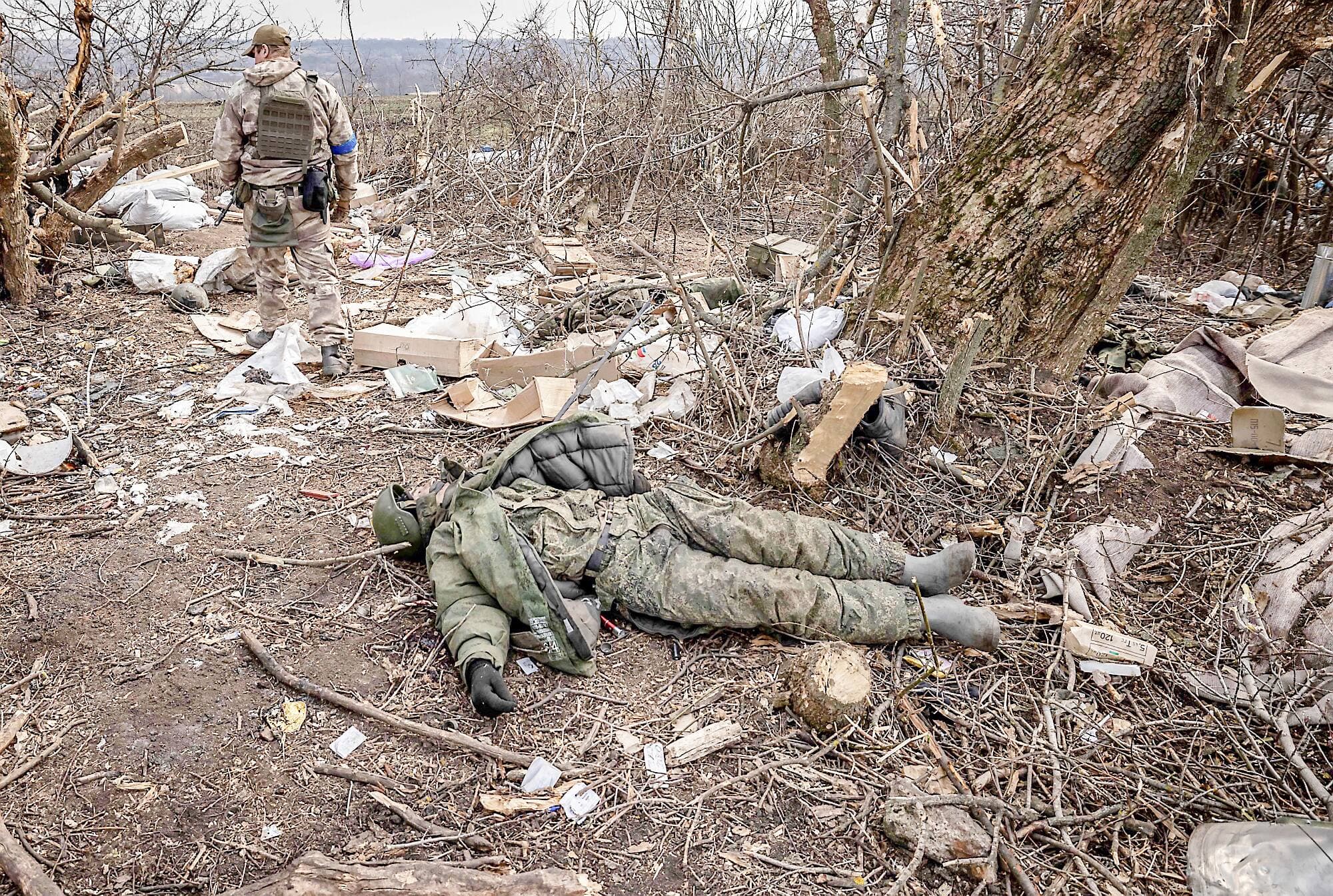 Un soldat ukrainien passe devant le corps sans vie d’un soldat russe après avoir récupéré la ville de Mala Rogan, dans l’est de Kharkiv.