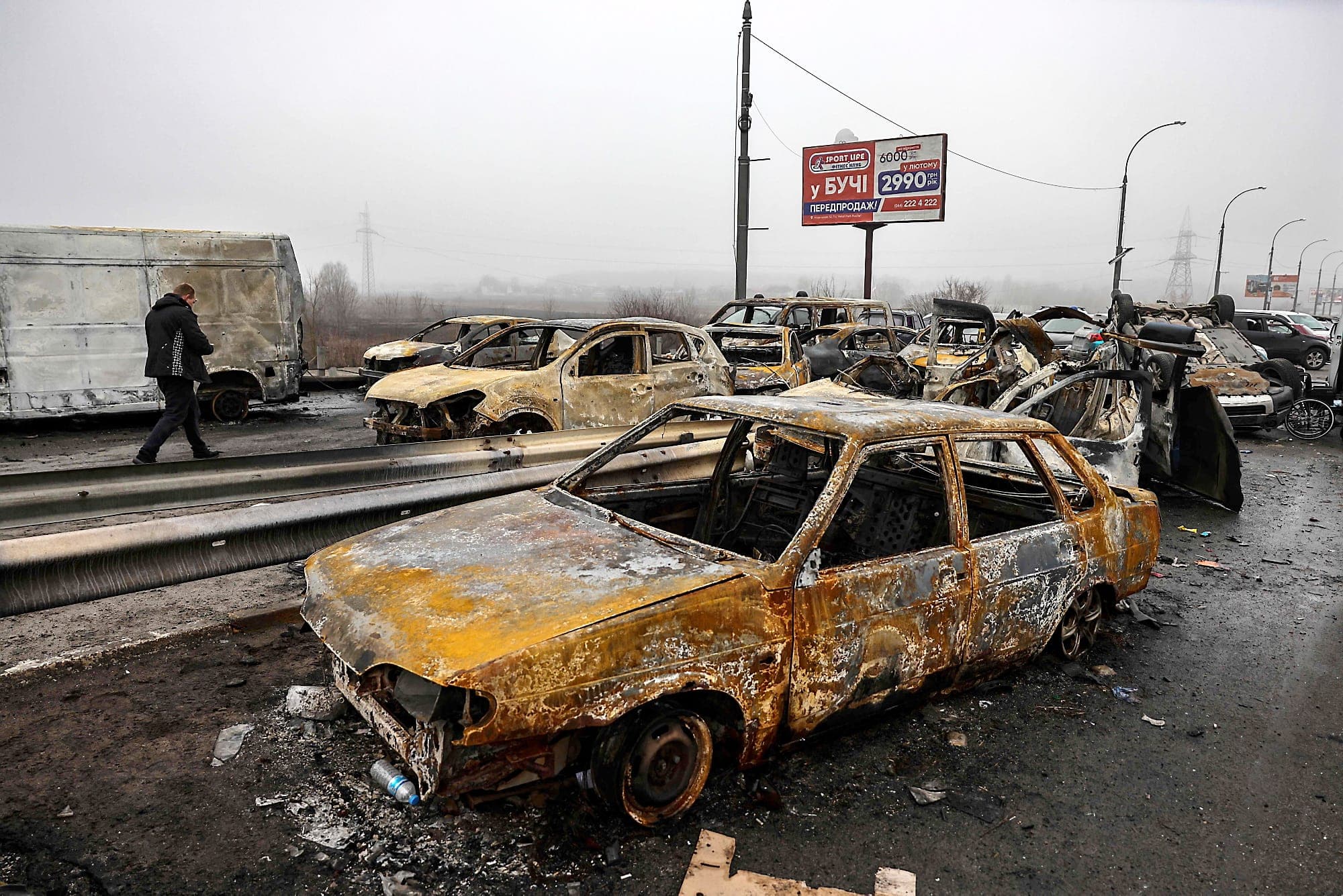 Plusieurs carcasses de voitures brûlées jonchaient le sol d’Irpin, près de Kyïv, vendredi.